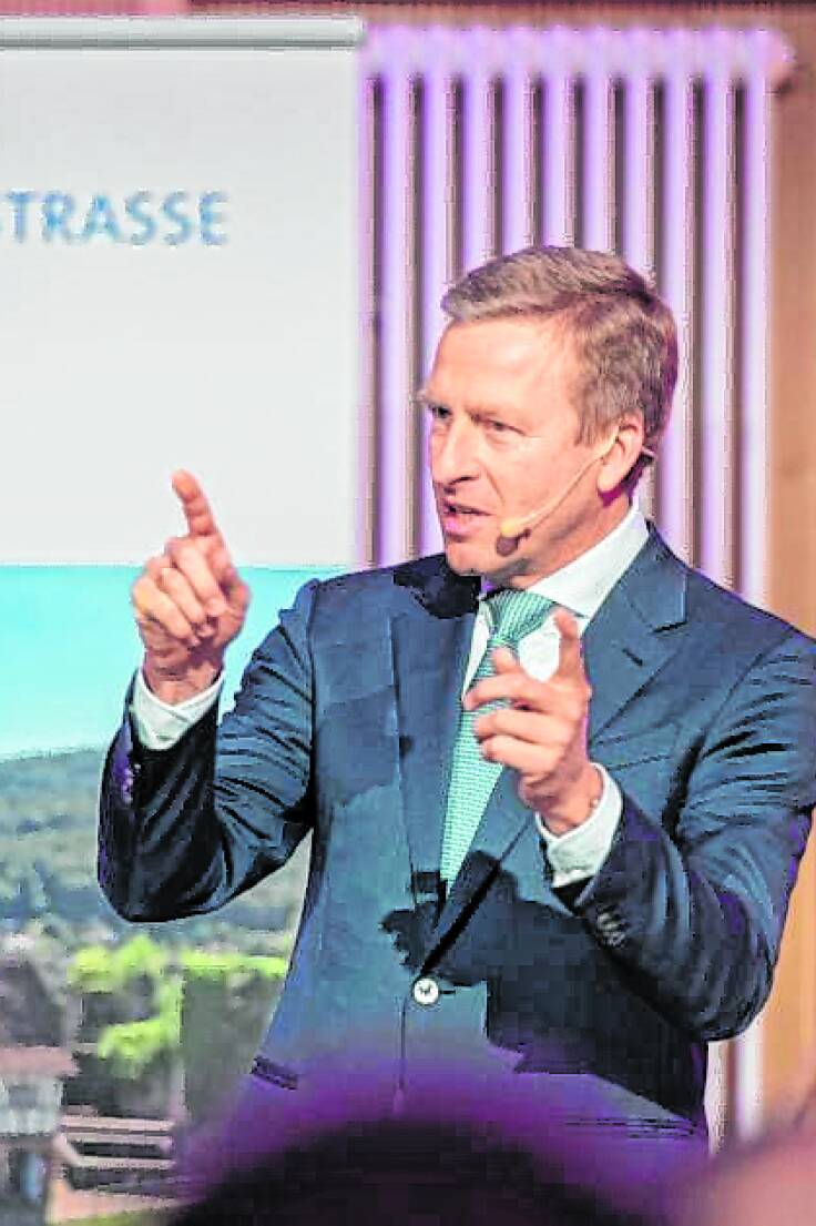 BMW-Chef Oliver Zipse wurde von Landrat Christian Engelhardt zum neuen "Botschafter der Bergstraße" ernannt.