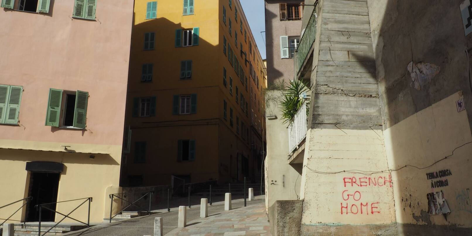 Auf Hauswänden in Bastia auf Korsika sind anti-französische Sprüche zu lesen.