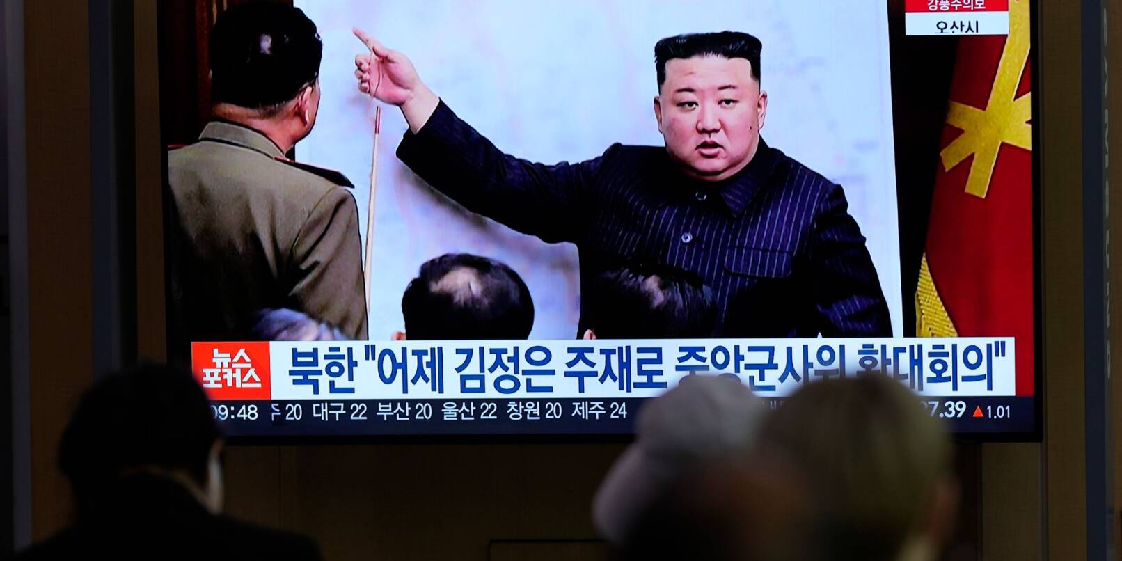 Ein Fernsehbildschirm im Bahnhof von Seoul zeigt den nordkoreanischen Führers Kim Jong Un während einer Nachrichtensendung.