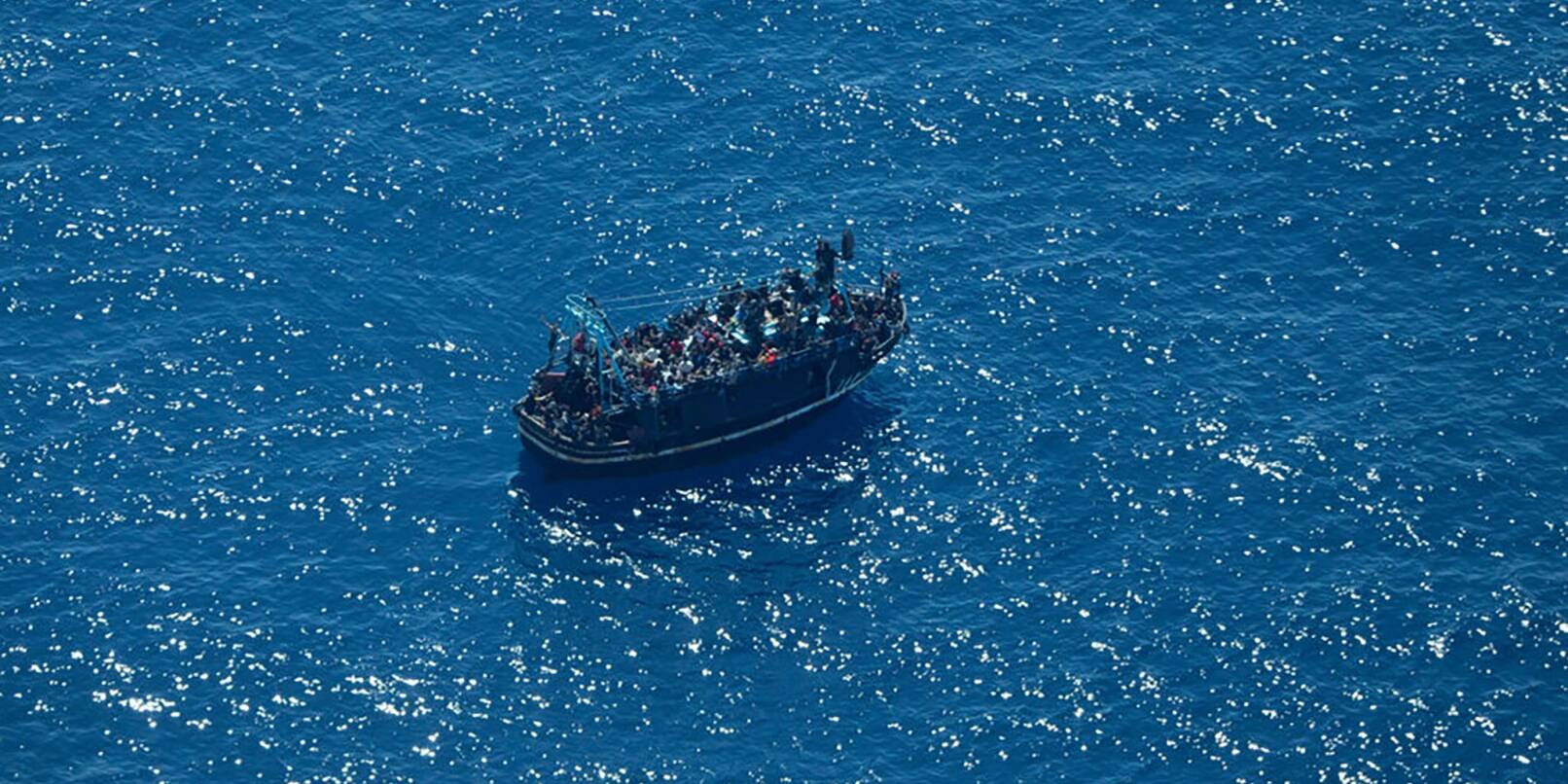 Dieses von der deutschen humanitären Organisation «Sea-Watch» zur Verfügung gestellte Foto zeigt ein in Seenot geratenes Boot mit rund 400 Menschen an Bord im zentralen Mittelmeer.