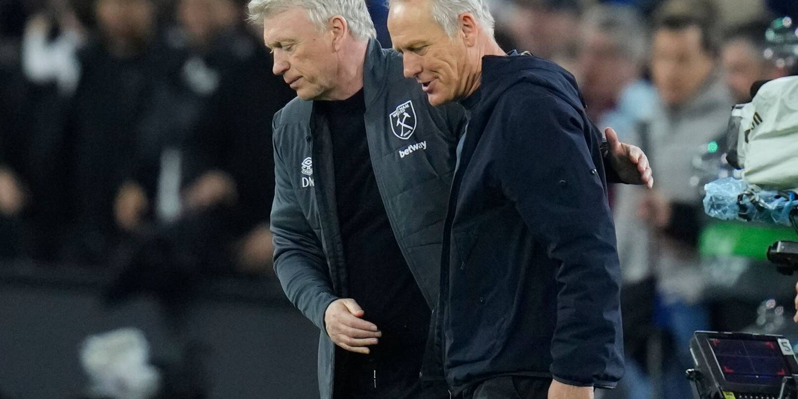West Hams Manager David Moyes (l) umarmt Freiburgs Cheftrainer Christian Streich nach dem Spiel. West Hams Manager David Moyes (l) umarmt Freiburgs Cheftrainer Christian Streich nach dem Spiel.