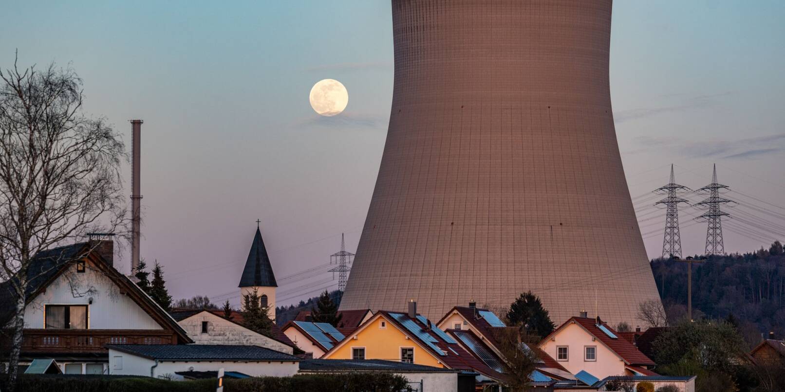 Wasserdampf steigt aus dem Kühltum des Kernkraftwerks Isar 2 in Essenbach bei Landshut.
