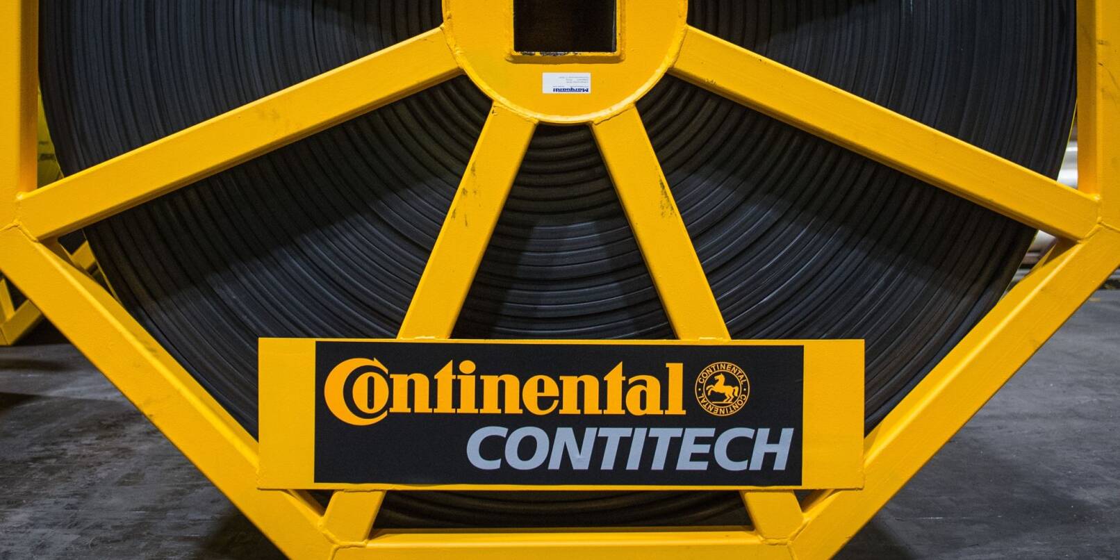 Ein Förderband aus Gummi und Metalldrähten steht am 04.11.2014 bei der Continental Tochter ContiTech in Northeim (Niedersachsen).