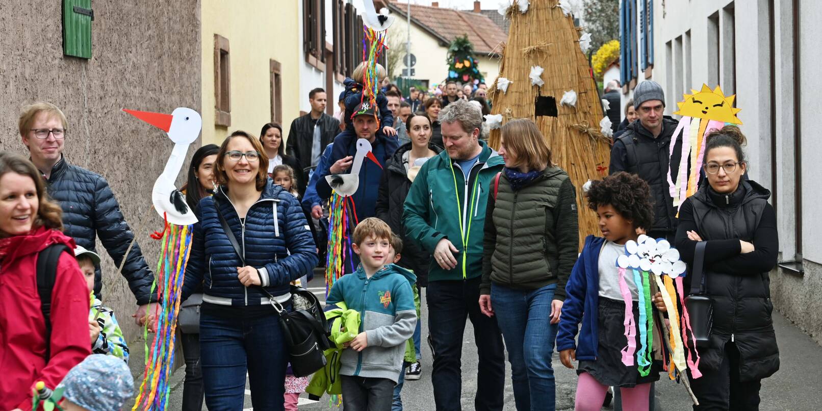 500 Kinder und Erwachsene zogen beim Sommertagszug in Hirschberg durch die Straßen.