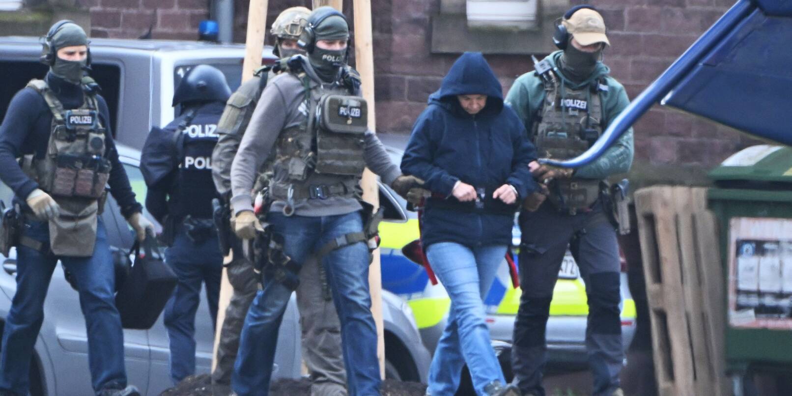 Die frühere RAF-Terroristin Daniela Klette wird nach einem Haftprüfungstermin beim Bundesgerichtshof von Polizisten zu einem Hubschrauber geführt. Die frühere RAF-Terroristin Daniela Klette wird nach einem Haftprüfungstermin beim Bundesgerichtshof von Polizisten zu einem Hubschrauber geführt.