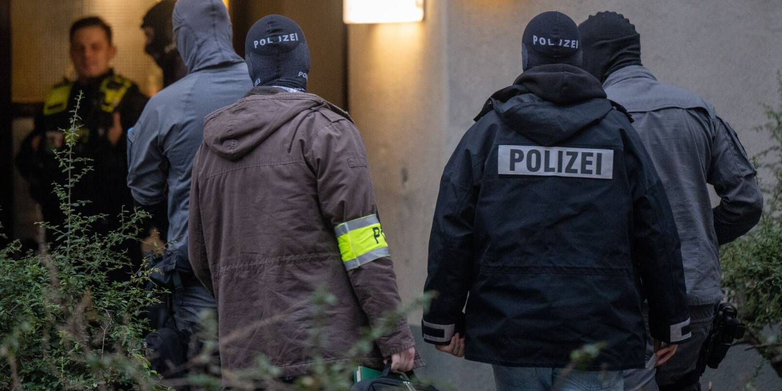 Maskierte Polizisten dursuchen das Wohnhaus der früheren RAF-Terroristin Daniela Klette in Berlin-Kreuzberg. Maskierte Polizisten dursuchen das Wohnhaus der früheren RAF-Terroristin Daniela Klette in Berlin-Kreuzberg.