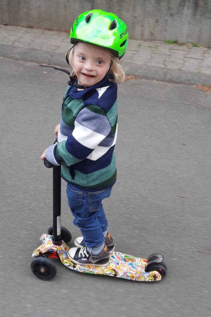 Voll integriert und mitten im Leben: Der sechsjährige Levin aus Birkenau fährt Leidenschaft gerne Roller.