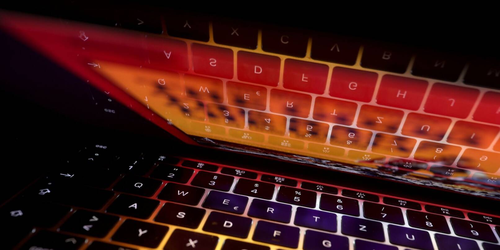 Die Tastatur eines Laptops spiegelt sich im Bildschirm: Nach jahrelangen Ermittlungen zu millionenschwerem Anlagebetrug im Internet ist Fahndern ein großer Schlag gelungen.