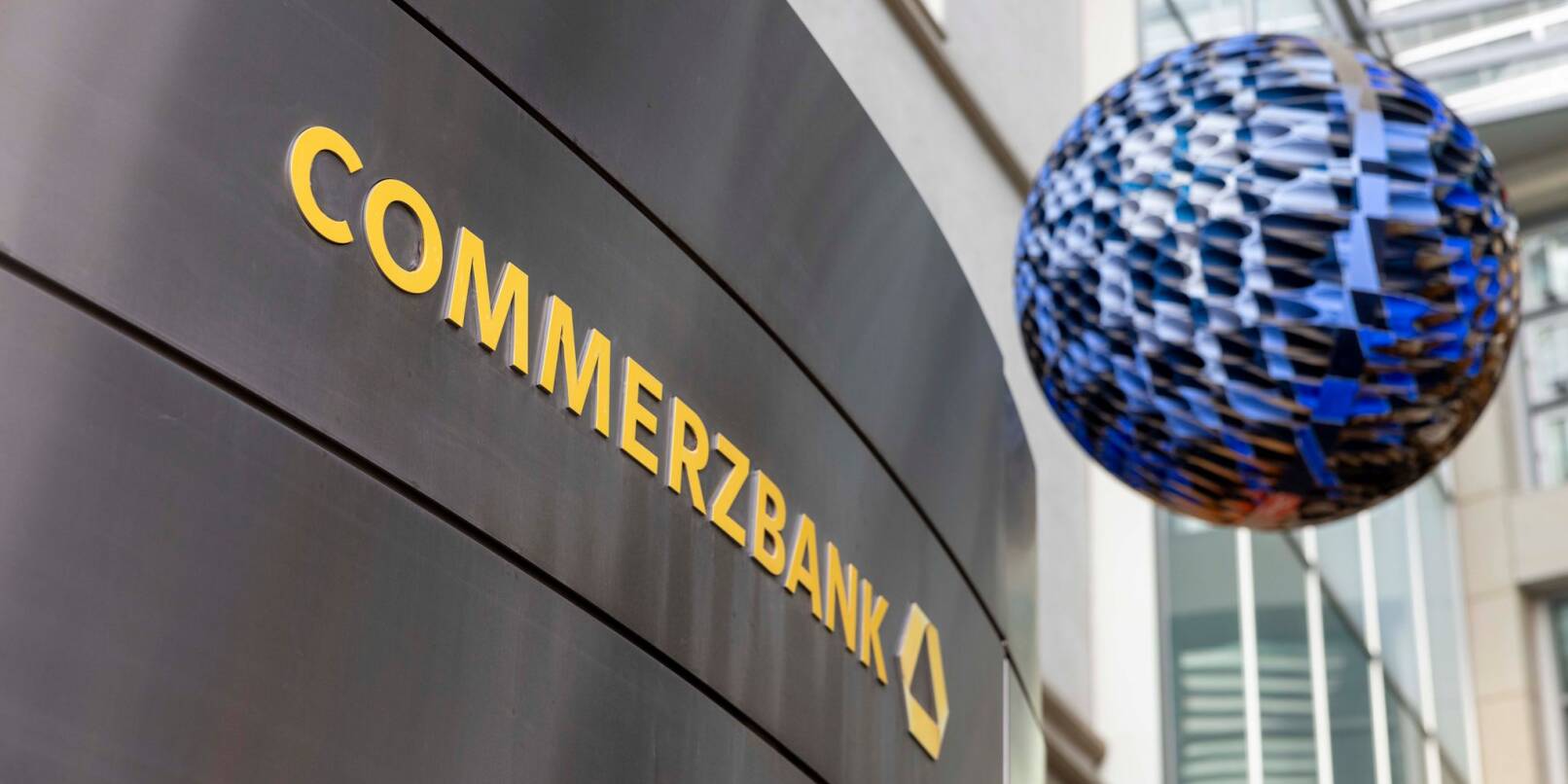 Der Schriftzug «Commerzbank» ist auf Commerzbank-Tower im Zentrum der Bankenstadt zu sehen. Der Schriftzug «Commerzbank» ist auf Commerzbank-Tower im Zentrum der Bankenstadt zu sehen.