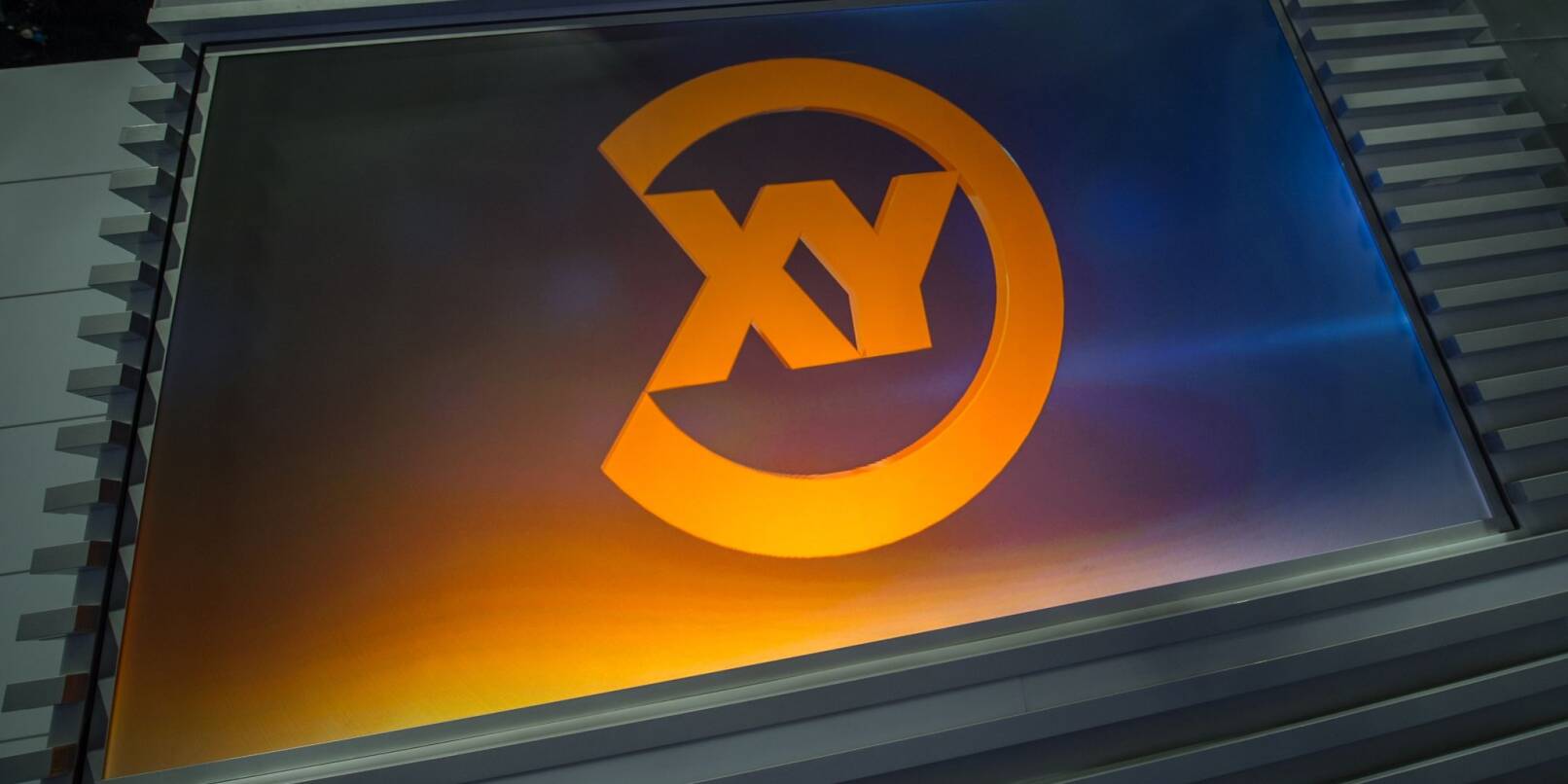 Eine Projektion des Logos der Sendung «Aktenzeichen XY ... ungelöst» ist zu sehen.