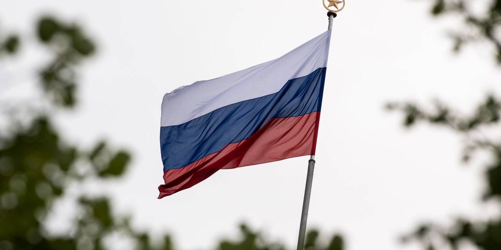 Die Flagge der Russischen Föderation auf einem Dach einer Botschaft (Symbolbild).