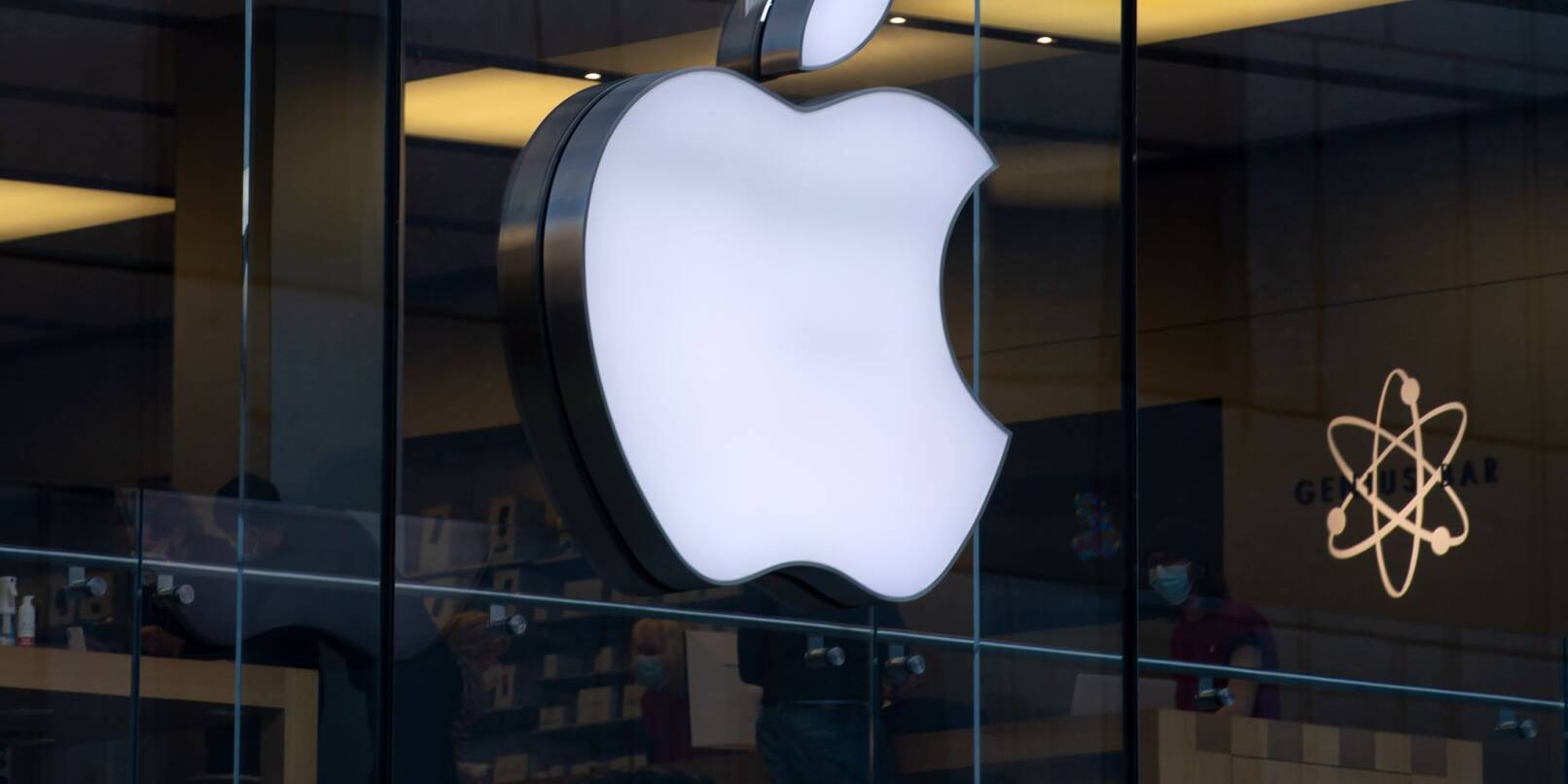 Das Logo des Technologieunternehmens Apple am Apple Store in der Innenstadt von München.