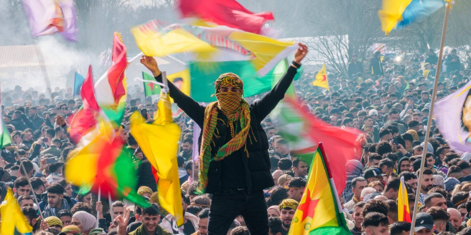 Menschen nehmen 2023 in Frankfurt an der zentralen Feier zum kurdischen Neujahrsfest Newroz teil. Menschen nehmen 2023 in Frankfurt an der zentralen Feier zum kurdischen Neujahrsfest Newroz teil.