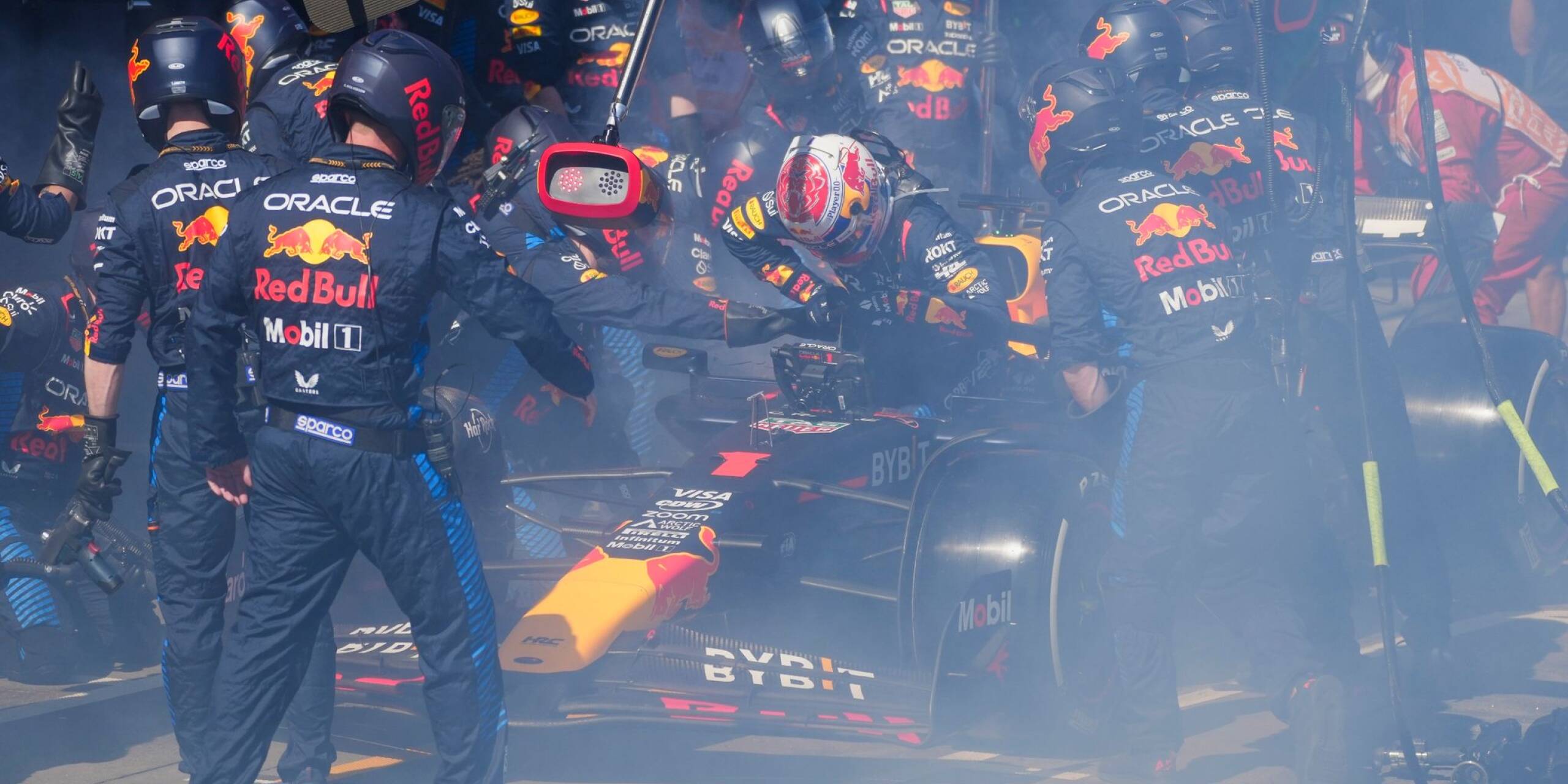 Formel-1 in Australien: Mechaniker löschen ein Feuer im Auto von Red-Bull-Pilot Max Verstappen.
