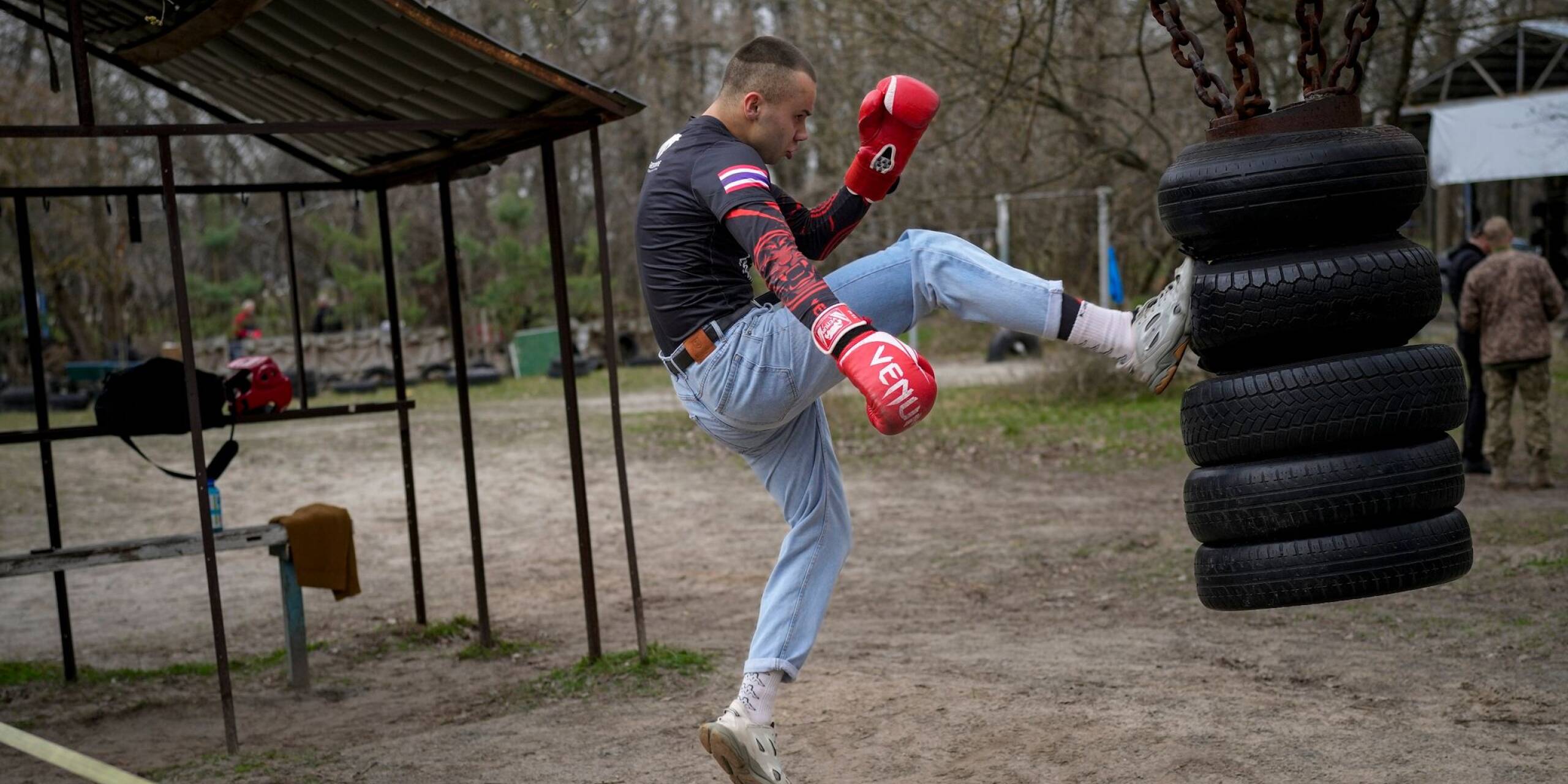 Training in einem Land im Kriegszustand: Im Freiluft-Fitnessstudio Kachalka am Ufer des Dniepr halten sich Ukrainer und Ukrainerinnen fit.