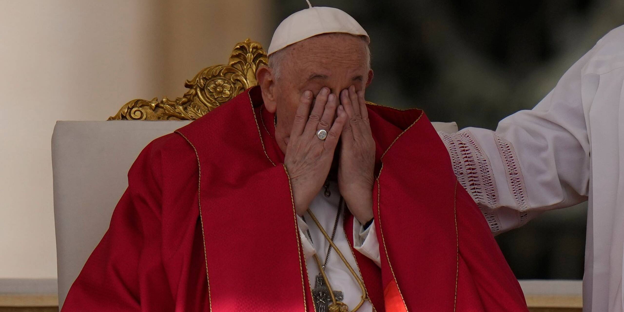 Vermutlich tief in Gebet versunken, hält sich Papst Franziskus bei der Palmsonntagsmesse im Vatikan die Hände vors Gesicht.