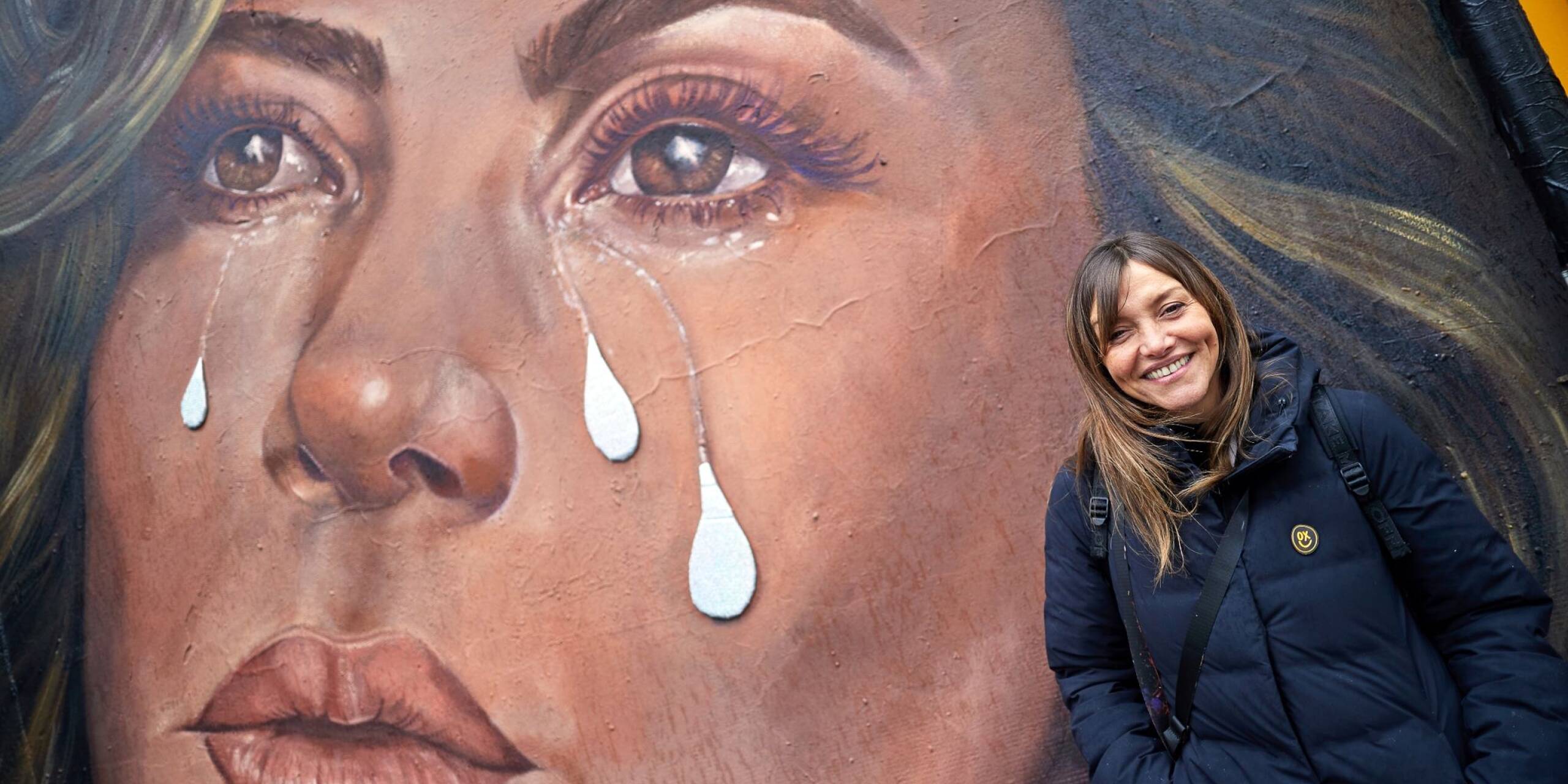 Wenn aus Weinen strahlendes Lachen wird: Caro Pepe, argentinische Streetart-Künstlerin, präsentiert ihr Wandbild am Berliner Mauerpark. Die Inspiration: Das Cover des neuen Albums der Sängerin Shakiro «Las Mujeres Ya No Lloran» - Die Frauen weinen nicht mehr.