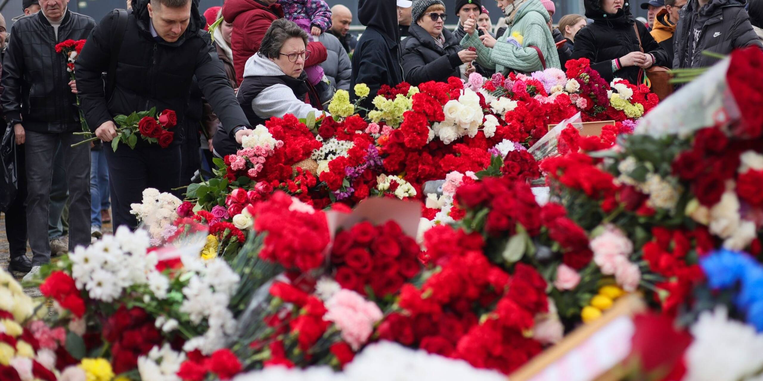Ein Meer aus Blumen und Karten: Passanten trauern um die Opfer des Terroranschlags in der Crocus City Hall bei Moskau.