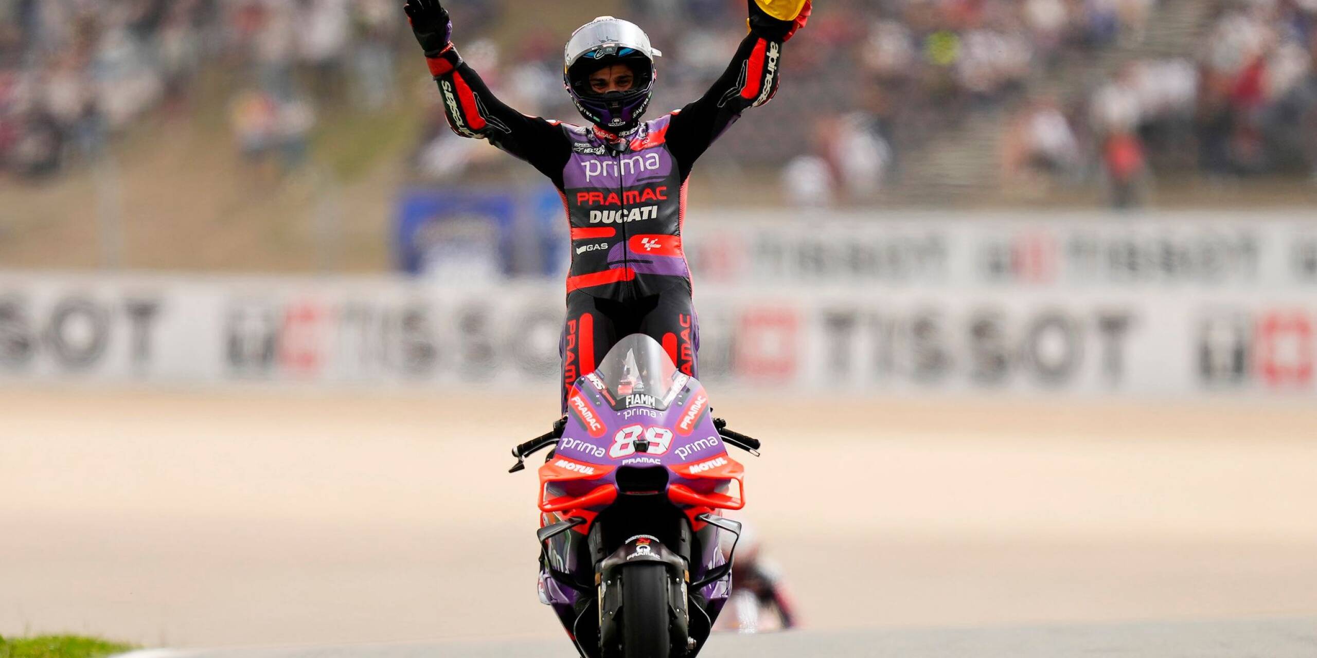 So sieht ein Sieger aus: Der Spanier Jorge Martin jubelt auf seinem Motorrad. Er erreichte als Erster das Ziel des Grand Prix von Portugal.