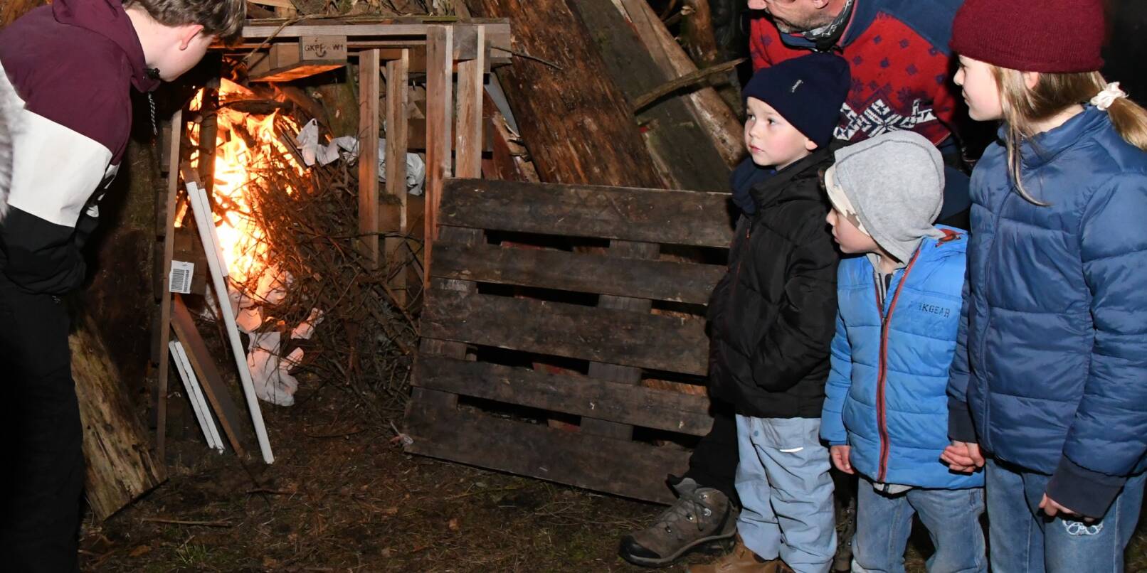 Auf dem Lörzenbacher Heidebuckel konnten die kleinen Gäste miterleben, wie der große Holzstoß für das Lärmfeuer entzündet wurde.
