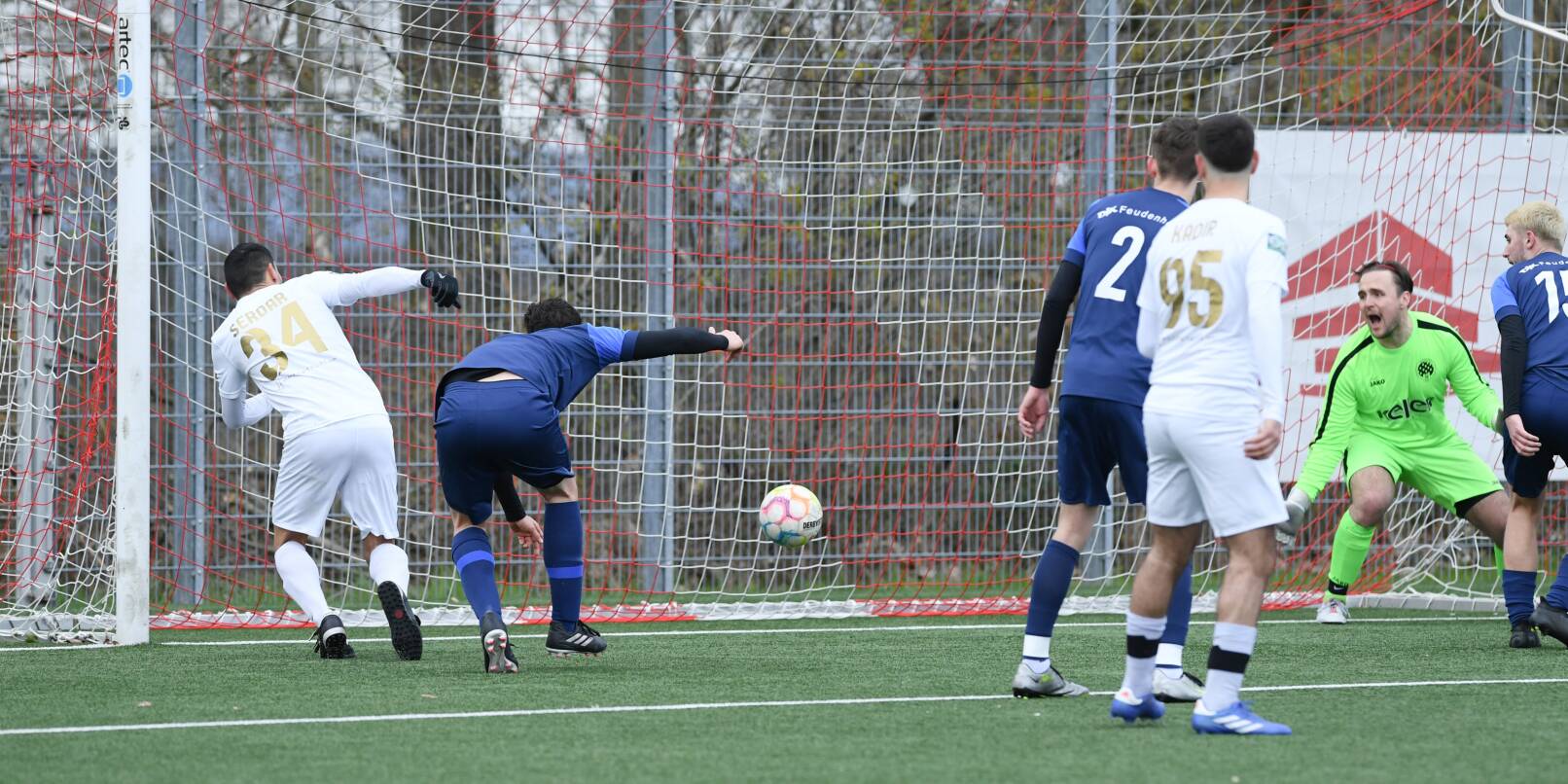 Serdar Özbek (links) brachte den SC United nach einer Freistoßflanke von Özdemir Gürsoy mit 1:0 in Führung, ein weiterer Treffer des Angreifers wurde vom Schiedsrichter jedoch aberkannt.