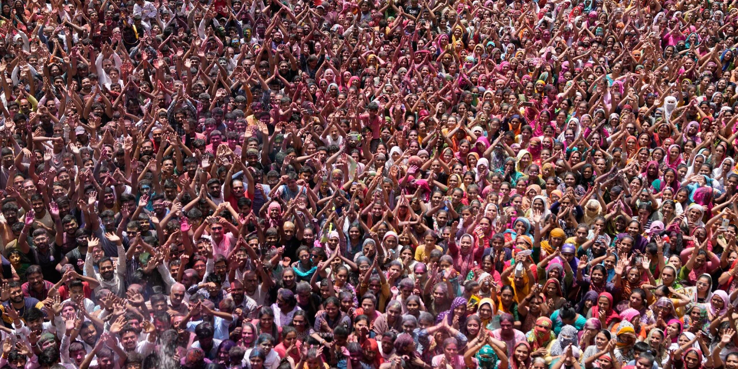Gläubige jubeln während der Holi-Feierlichkeiten im Kalupur Swaminarayan-Tempel im westindischen Ahmedabad. Das Fest der Farben markiert den Beginn des Frühlings und den Triumph des Guten über das Böse.