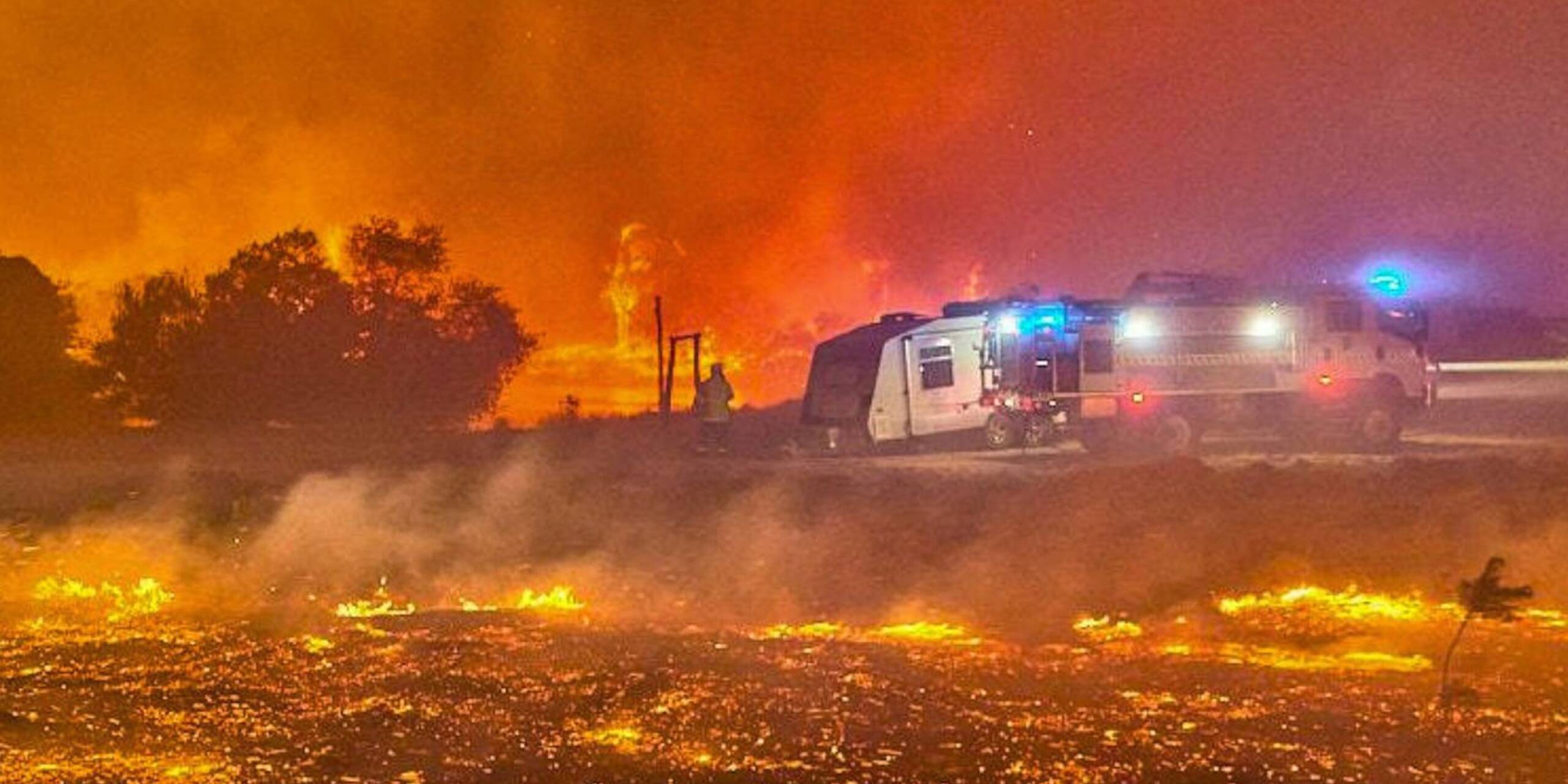 Kampf gegen die Flammen: Südlich von Perth in Westaustralien sind 200 Feuerwehrkräfte im Einsatz gegen ein großes Buschfeuer, das Leben und Häuser in mehreren Gemeinden bedroht.