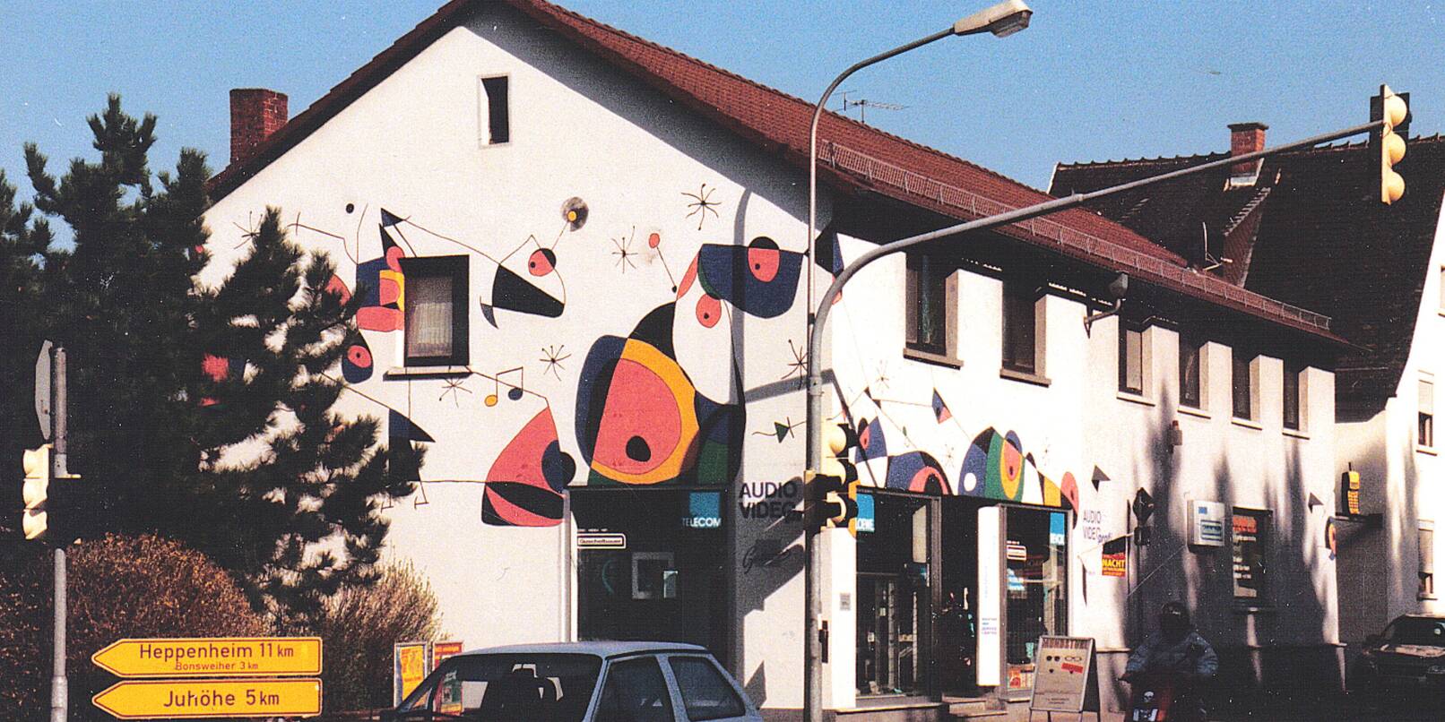Das Gebäude in Mörlenbach, in dem jetzt ein Atelier sowie ein Bild- und Tonstudio untergebracht sind.