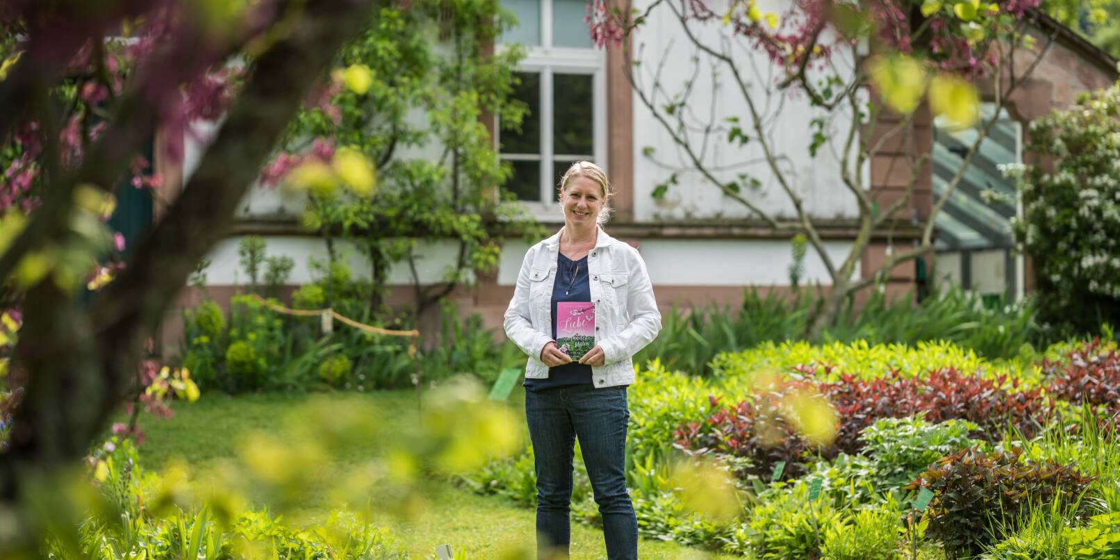 „Liebe unter Mandelblüten“ ist der bisher einzige Weinheim-Roman von Silke Ziegler, den sie 2023 im Hermannshof präsentierte. Jetzt legt sie mit „Im Sog des Schweigens“ einen neuesten Südfrankreich-Krimi vor.