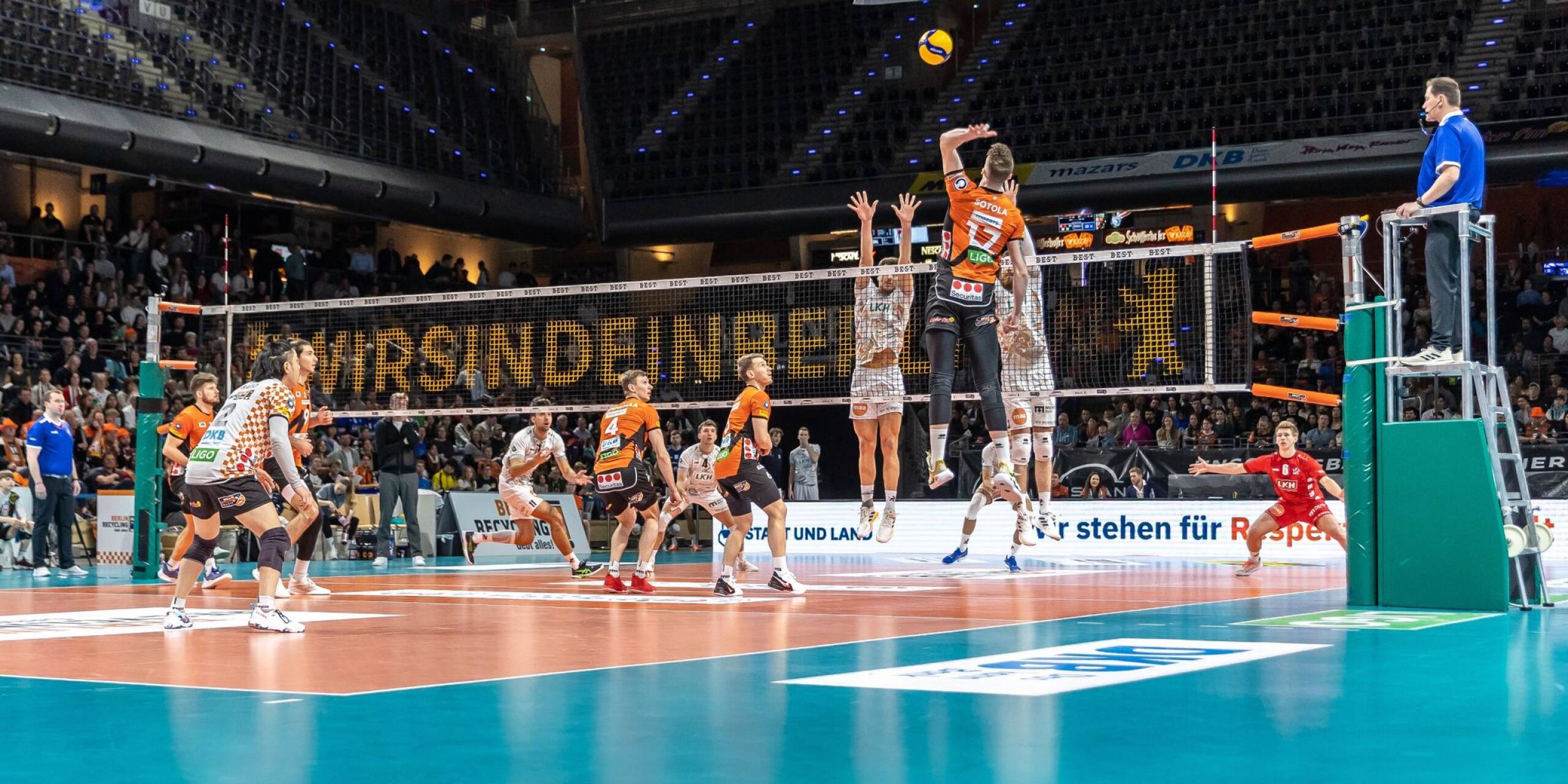 Im Halbfinale der Play-offs um die deutsche Meisterschaft trafen die Volleyballer der SVG Lüneburg auf den Titelverteidiger Berlin Volleys. Die «LüneHünen» verloren im ersten Duell der «Best of five»-Serie in Berlin mit 1:3.