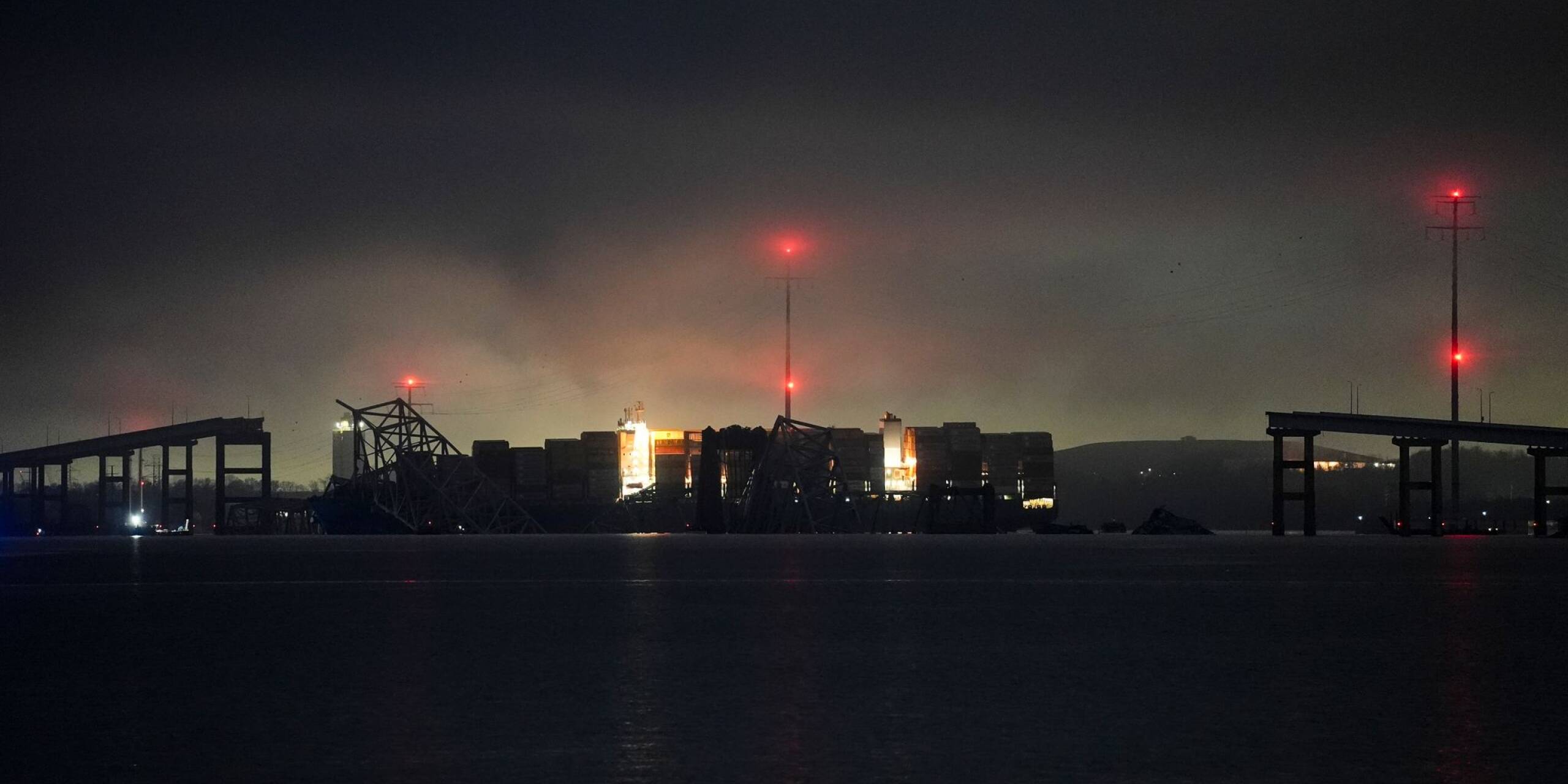 Das rund 290 Meter lange Containerschiff «Dali» hat in der Nacht zu Dienstag im Hafen von Baltimore einen Stützpfeiler der vierspurigen Francis Scott Key Bridge gerammt und das mehr als 2,5 Kilometer lange Bauwerk so zum Einsturz gebracht.