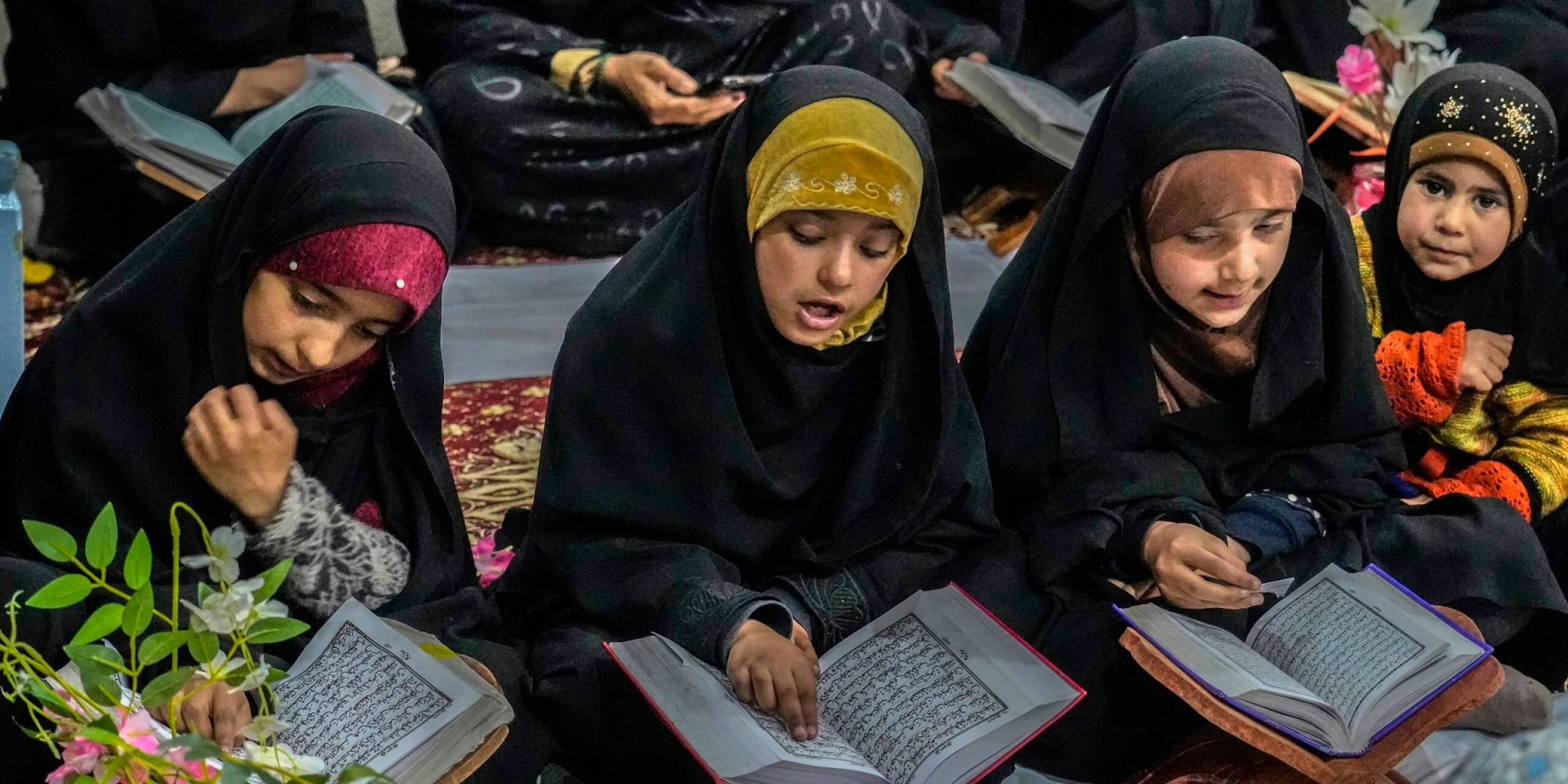 Schiitische muslimische Kinder nehmen während des Fastenmonats Ramadan in Srinagar im indisch kontrollierten Kaschmir am Unterricht zur Rezitation des Heiligen Koran teil.
