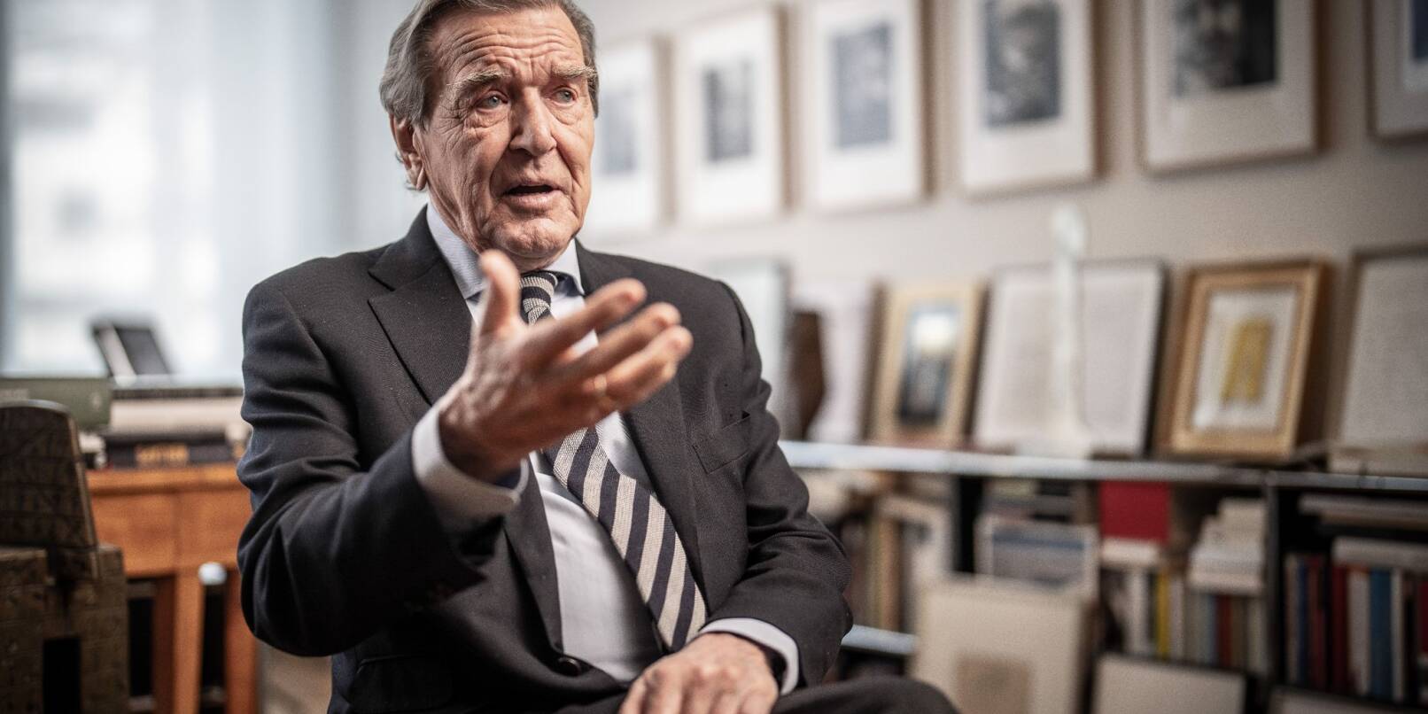 Altkanzler Gerhard Schröder hält trotz des russischen Angriffskriegs gegen die Ukraine an seiner Freundschaft mit dem russischen Präsidenten Wladimir Putin fest.
