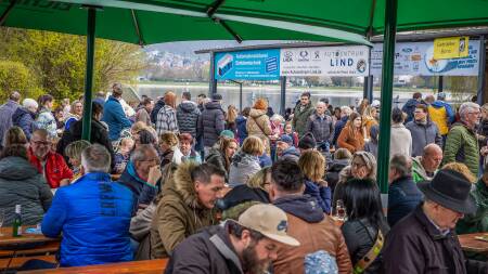 Fast eine Tonne Fisch: Angler in Weinheim rüsten sich für Karfreitags-Ansturm
