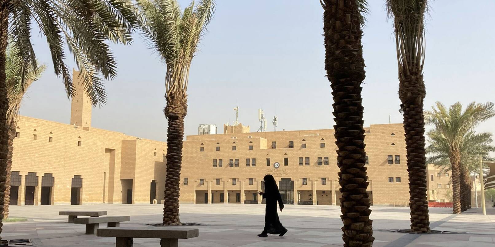Eine verschleierte Frau in der saudischen Hauptstadt Riad. Saudi-Arabien - im WEF-Bericht über die Gleichstellung der Geschlechter auf einem der unteren Plätze - übernimmt den Vorsitz in der UN-Kommission zur Frauenförderung.