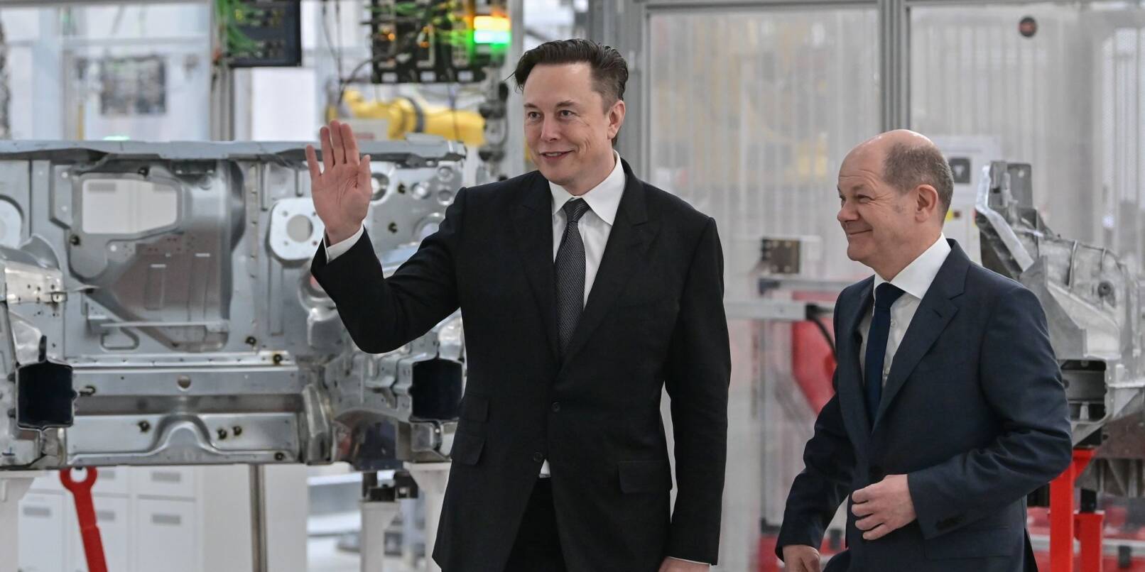 Kanzler Scholz (r) mit Tesla-Chef Elon Musk bei der Eröffnung der Tesla-Fabrik Berlin Brandenburg vor gut zwei Jahren.