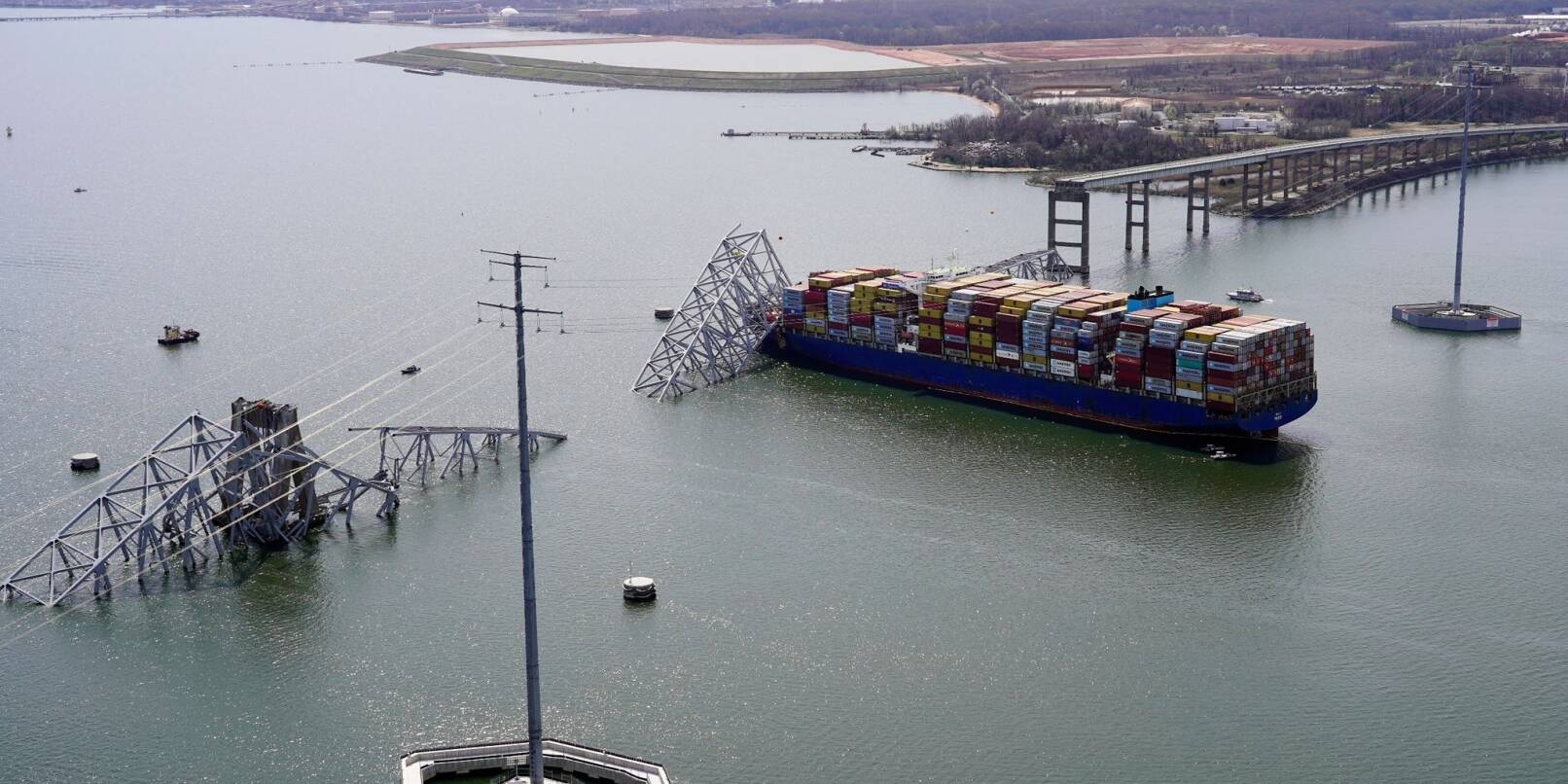 Das Containerschiff «Dali» steckt unter einem Teil der Francis Scott Key Bridge fest.