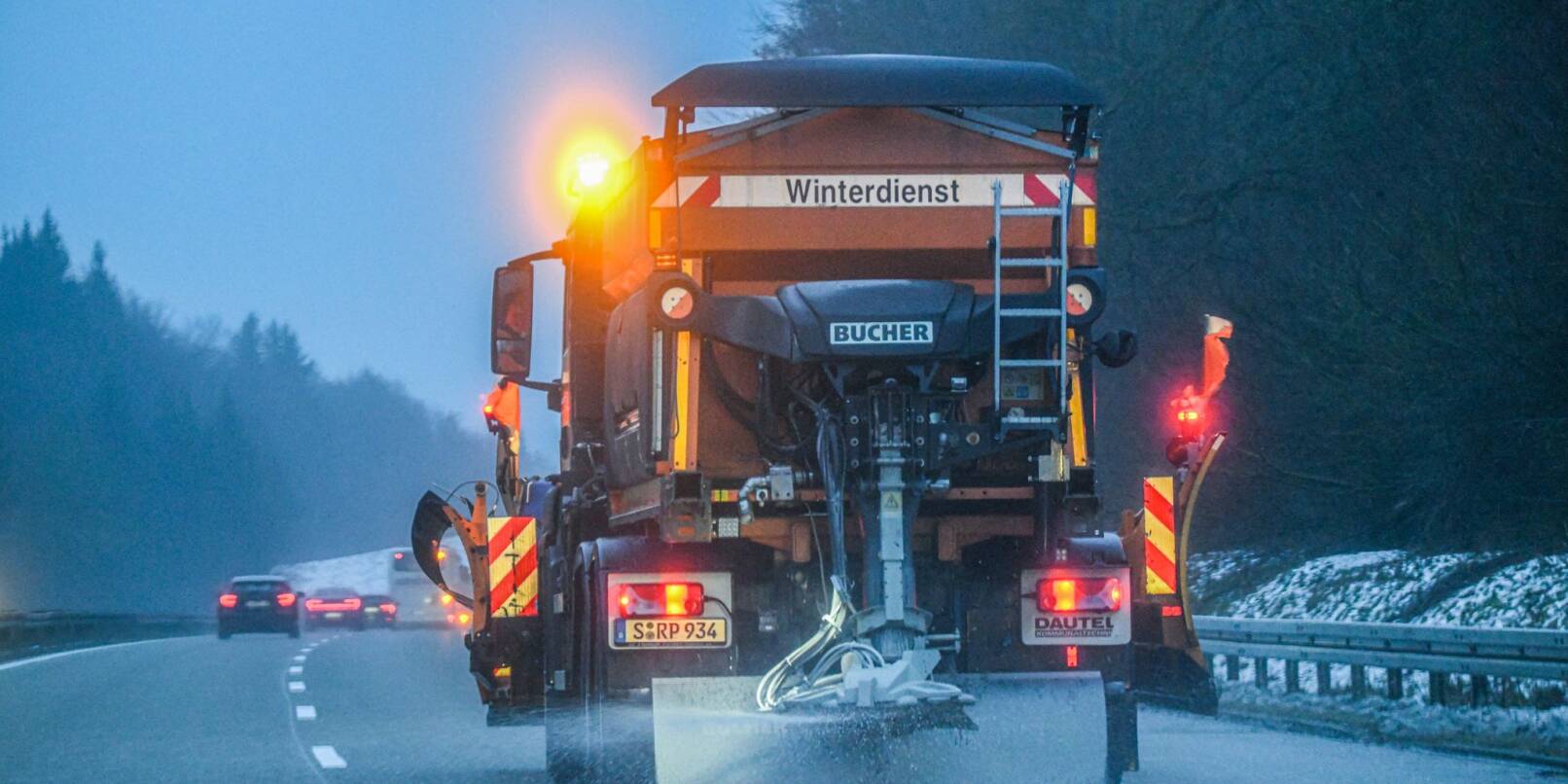 Ein Streufahrzeug vom Winterdienst ist auf der Autobahn 7 im Südosten von Baden-Württemberg unterwegs.