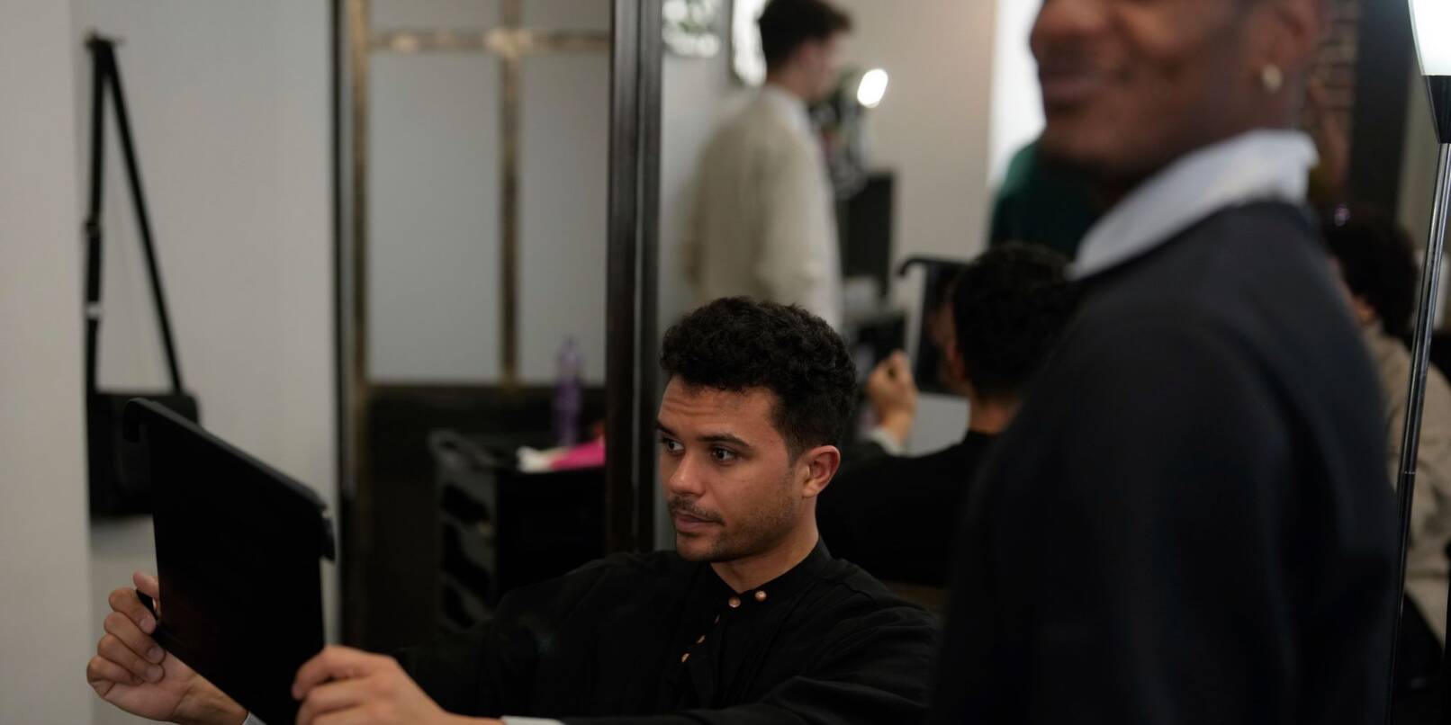 Ein Kunde prüft seine Frisur in einem Friseursalon in Paris (Symbolfoto). Französische Gesetzgeber haben einem Gesetzentwurf, der die Diskriminierung aufgrund von Haarschnitt oder Frisur verbietet, ihre Zustimmung erteilt.