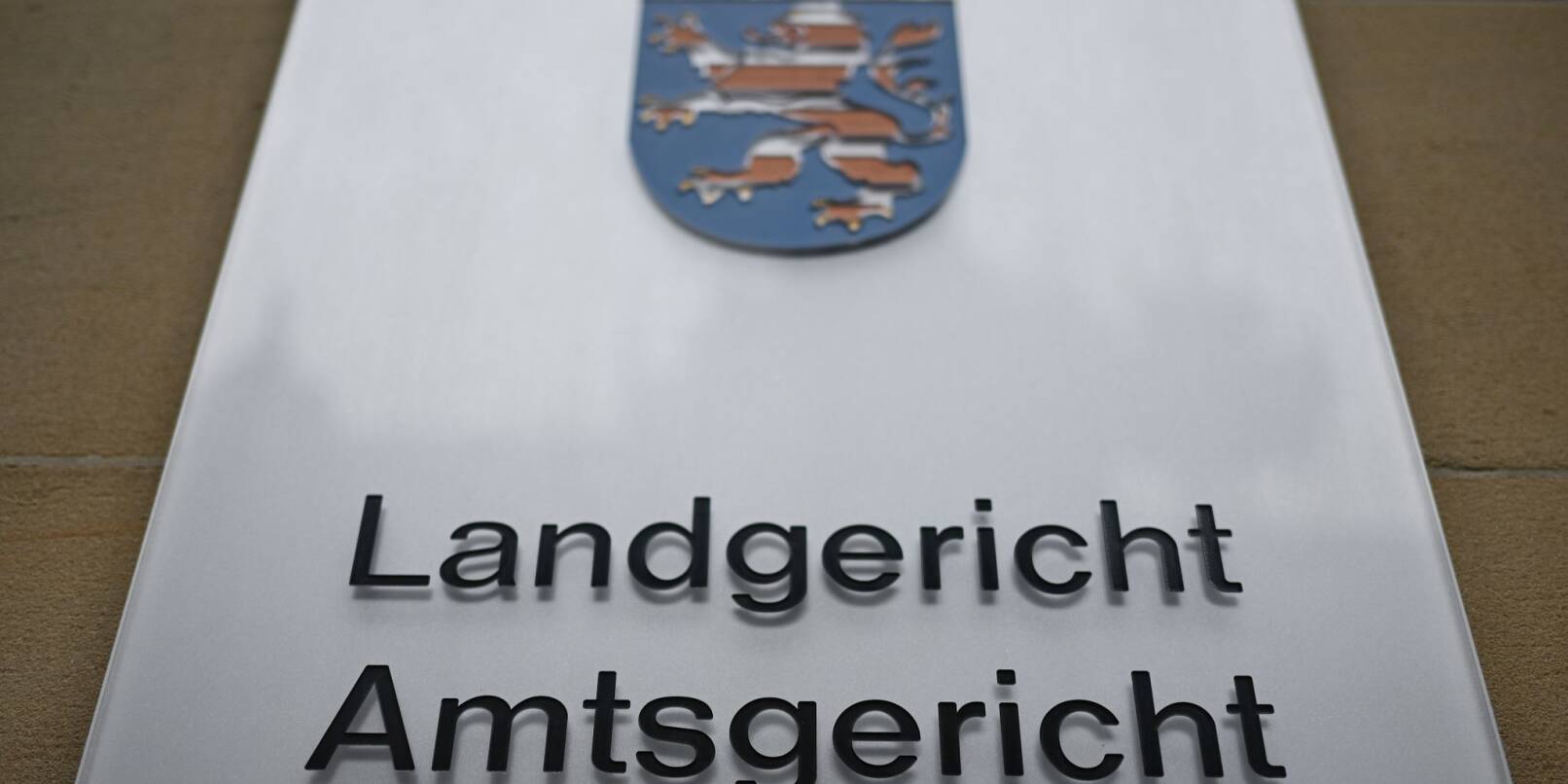 Ein Schild mit der Aufschrift „Landgericht - Amtsgericht“ ist an der Fassade eines Gerichtsgebäudes angebracht.