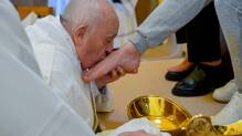 Abendmahlmesse: Papst wäscht Häftlingen die Füße
