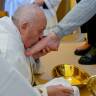 Abendmahlmesse: Papst wäscht Häftlingen die Füße
