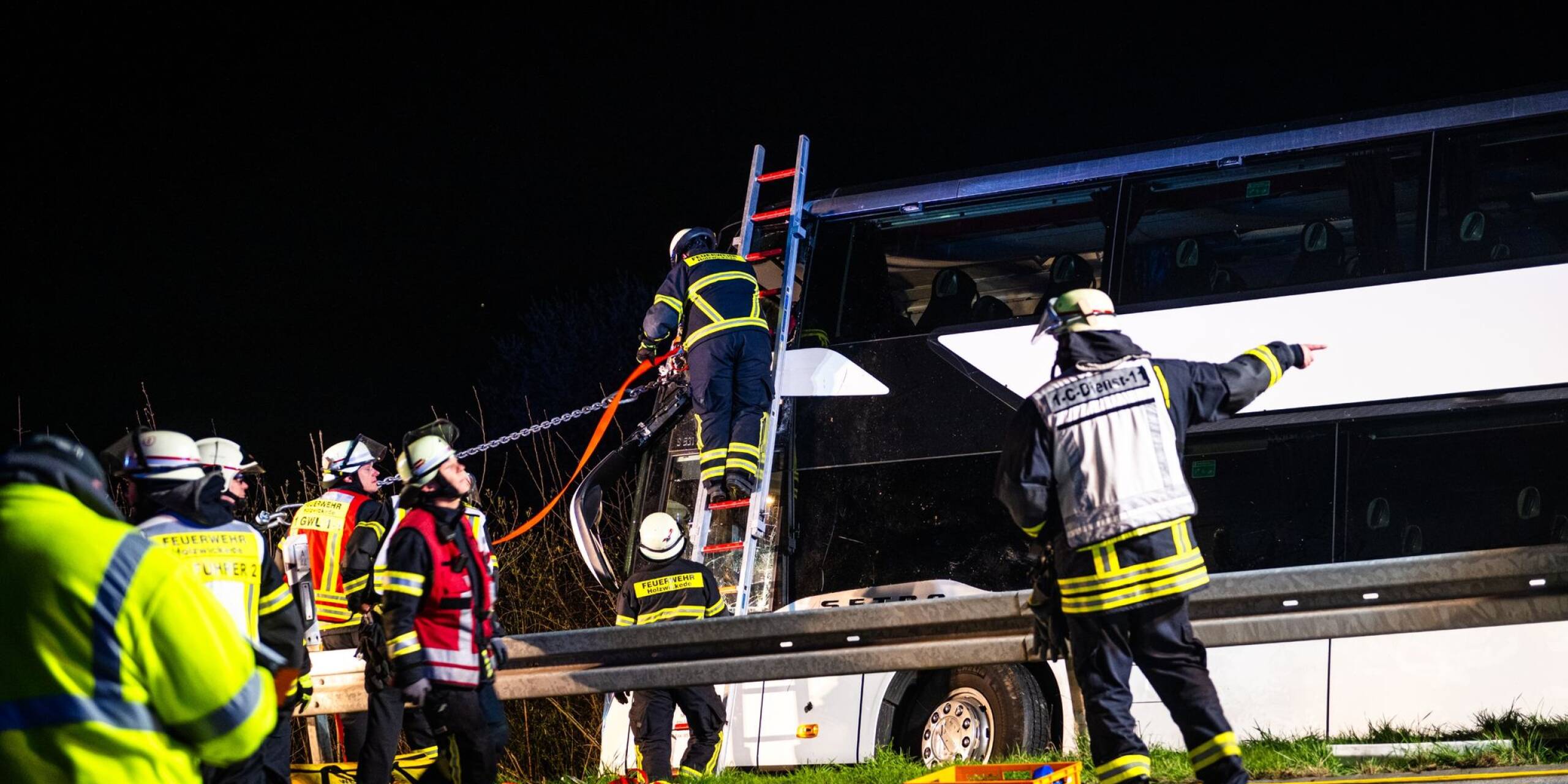 Erst auf der A9, nun auf der A44: Zum zweiten Mal binnen weniger Tage kommt ein Reisebus von einer Autobahn ab und stürzt auf die Seite. Mehr als 20 Menschen haben sich bei dem Unglück in Nordrhein-Westfalen verletzt.
