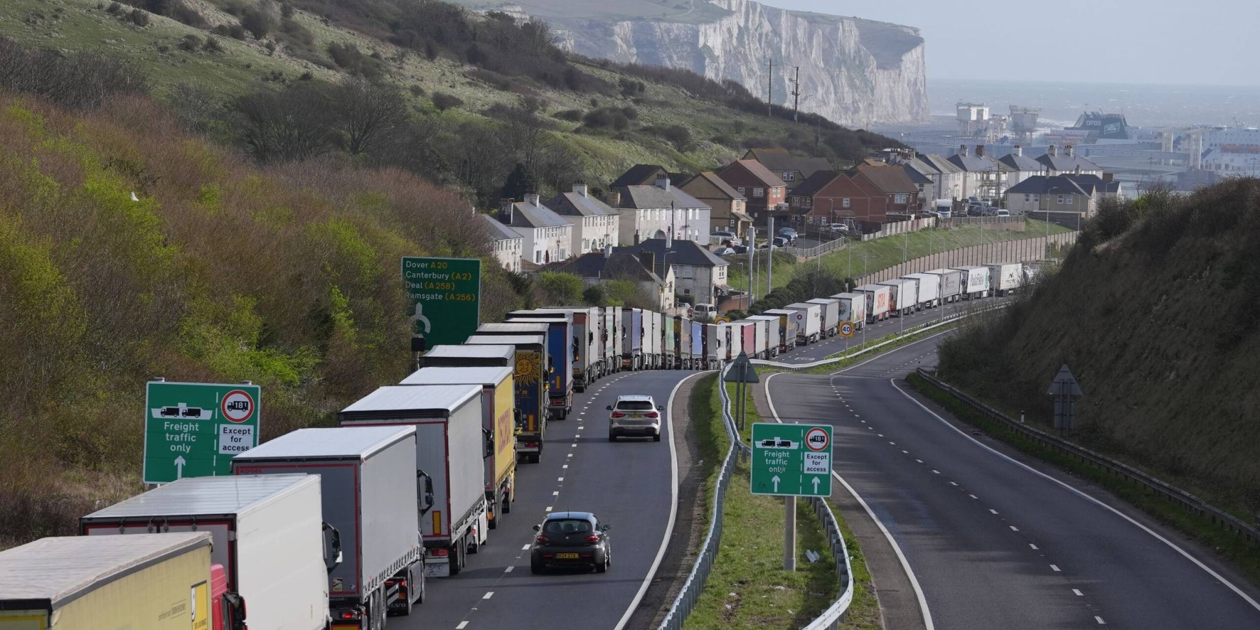 Alles steht still: Lastwagen auf der A20 warten darauf, in den Hafen von Dover einzufahren, um ihre Fähren zu erreichen.