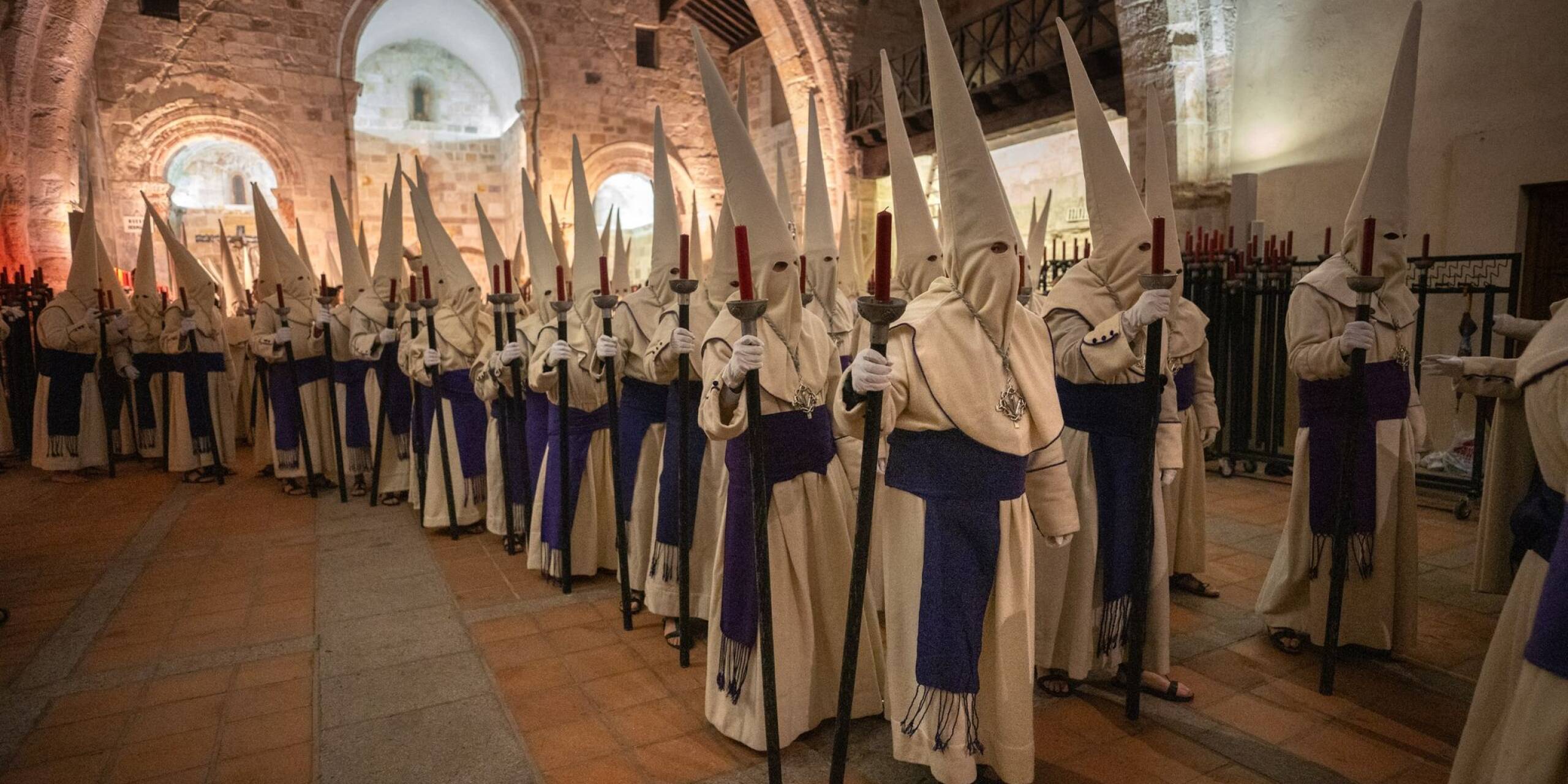 Gläubige der Bruderschaft Jesu Yacente während der Prozession des liegenden Christus im spanischen Zamora.