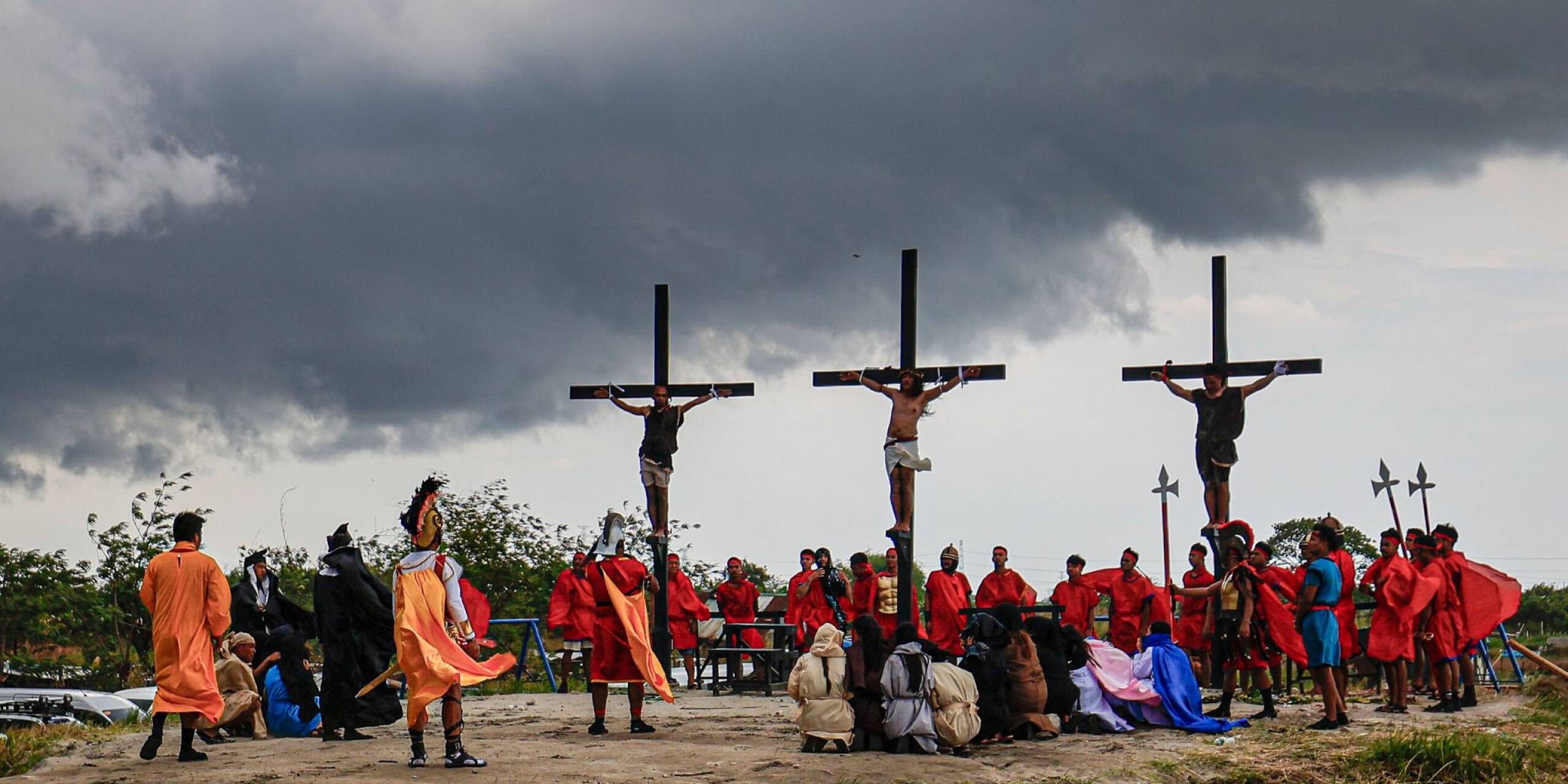 In einem extremen Akt des Glaubens haben sich am Karfreitag auf den Philippinen wieder mehr als ein Dutzend Menschen an Kreuze nageln lassen.