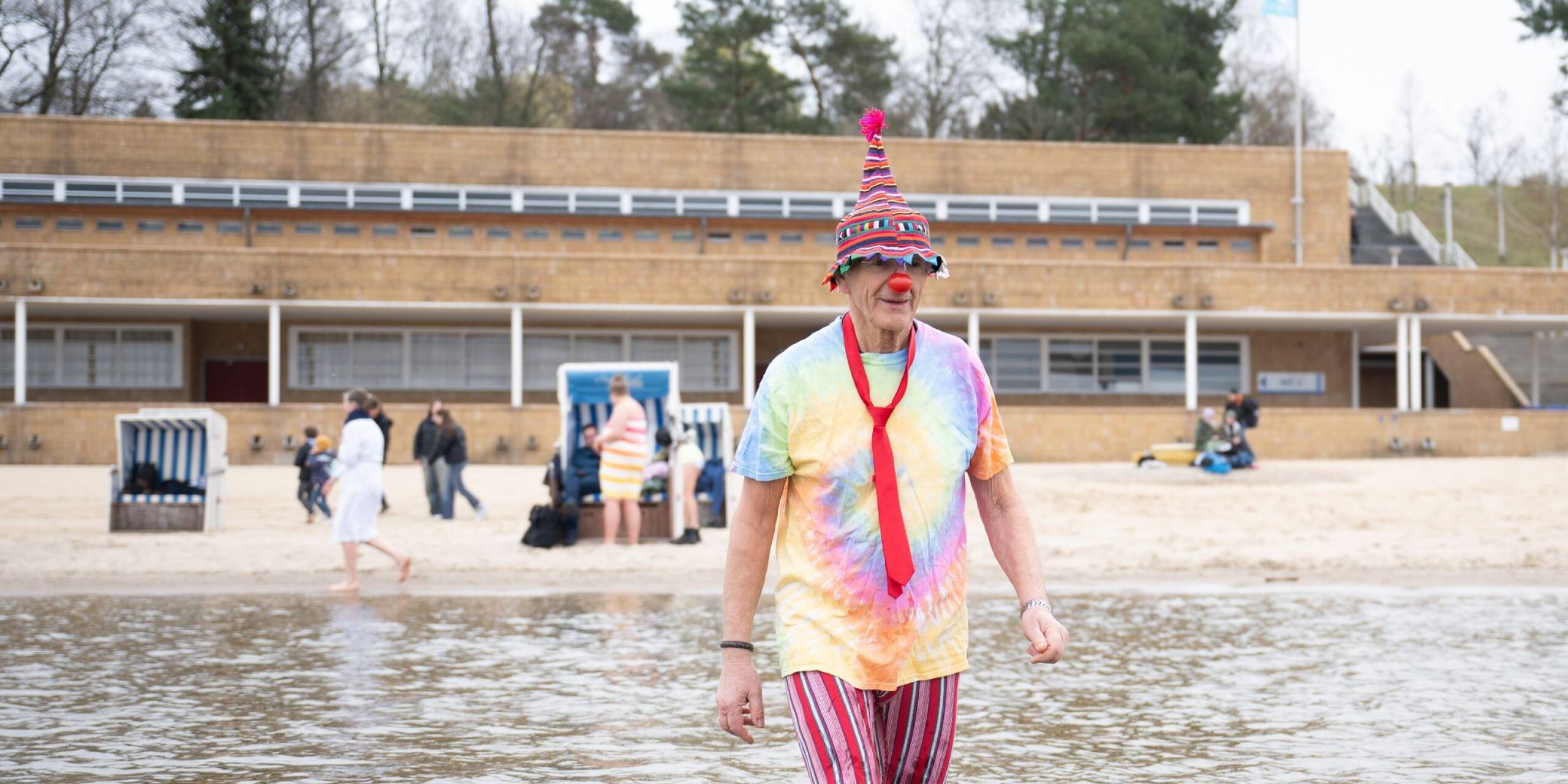 Unbeirrt von der Kälte geht Klaus Dieter zum Start der Badesaison im Strandbad Wannsee ins Wasser.