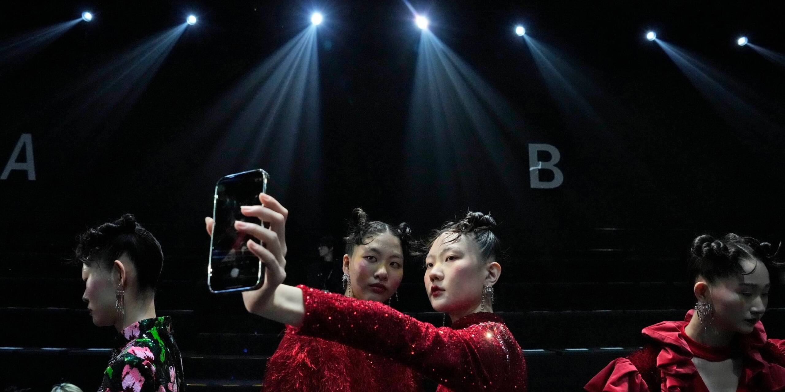 Offline gibt es in der Welt der Mode nicht mehr: Models machen ein Selfie vor der Moe Ho by Mengmeng He Show, die im Rahmen der China Fashion Week in Peking stattfindet.