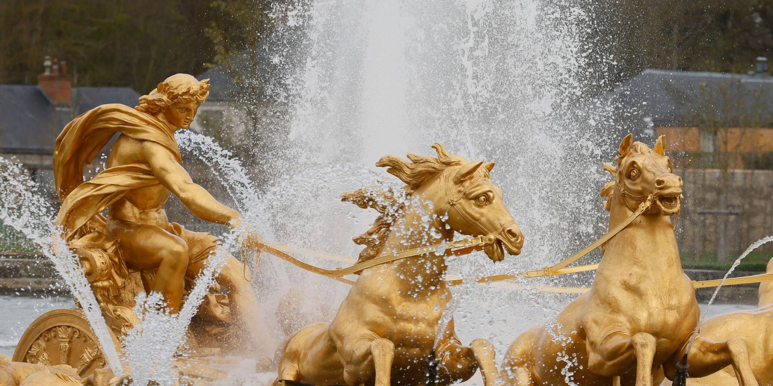 Fontänenspektakel: Der Brunnen des Apollo-Wagens wird nach der Renovierung im Park des Schlosses von Versailles wieder mit Wasser versorgt.