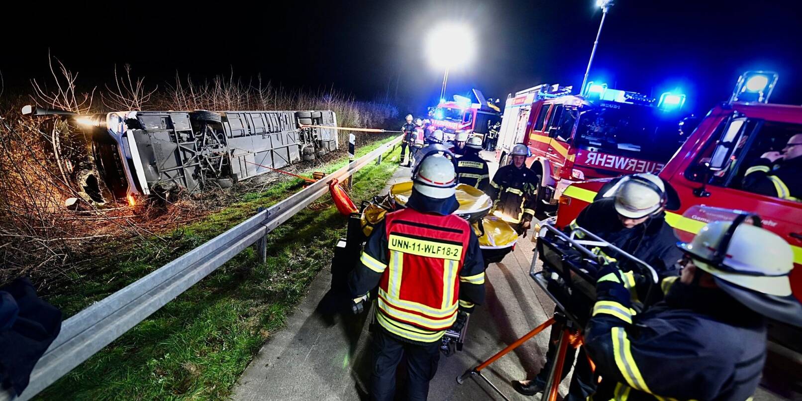 In der Nacht kam ein Reisebus auf der A44 bei Werl in Nordrhein-Westfalen von der Fahrbahn ab und kippte um.
